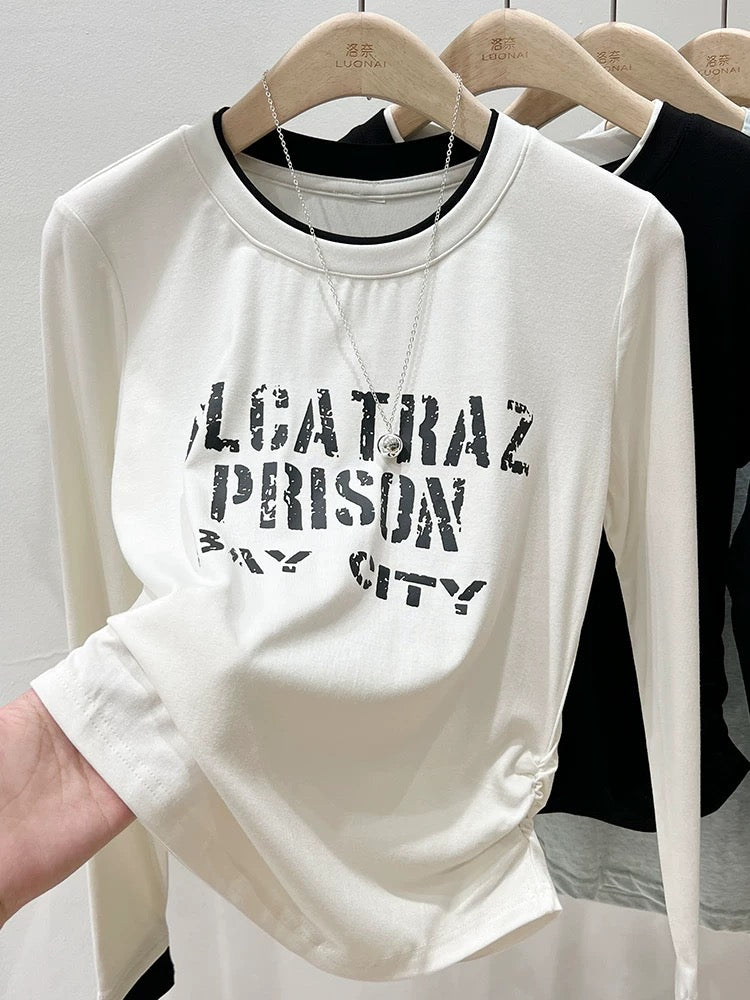 Contrast letter printed long-sleeved T-shirt for women in autumn, right shoulder, black inner waist, slimming pleated irregular top