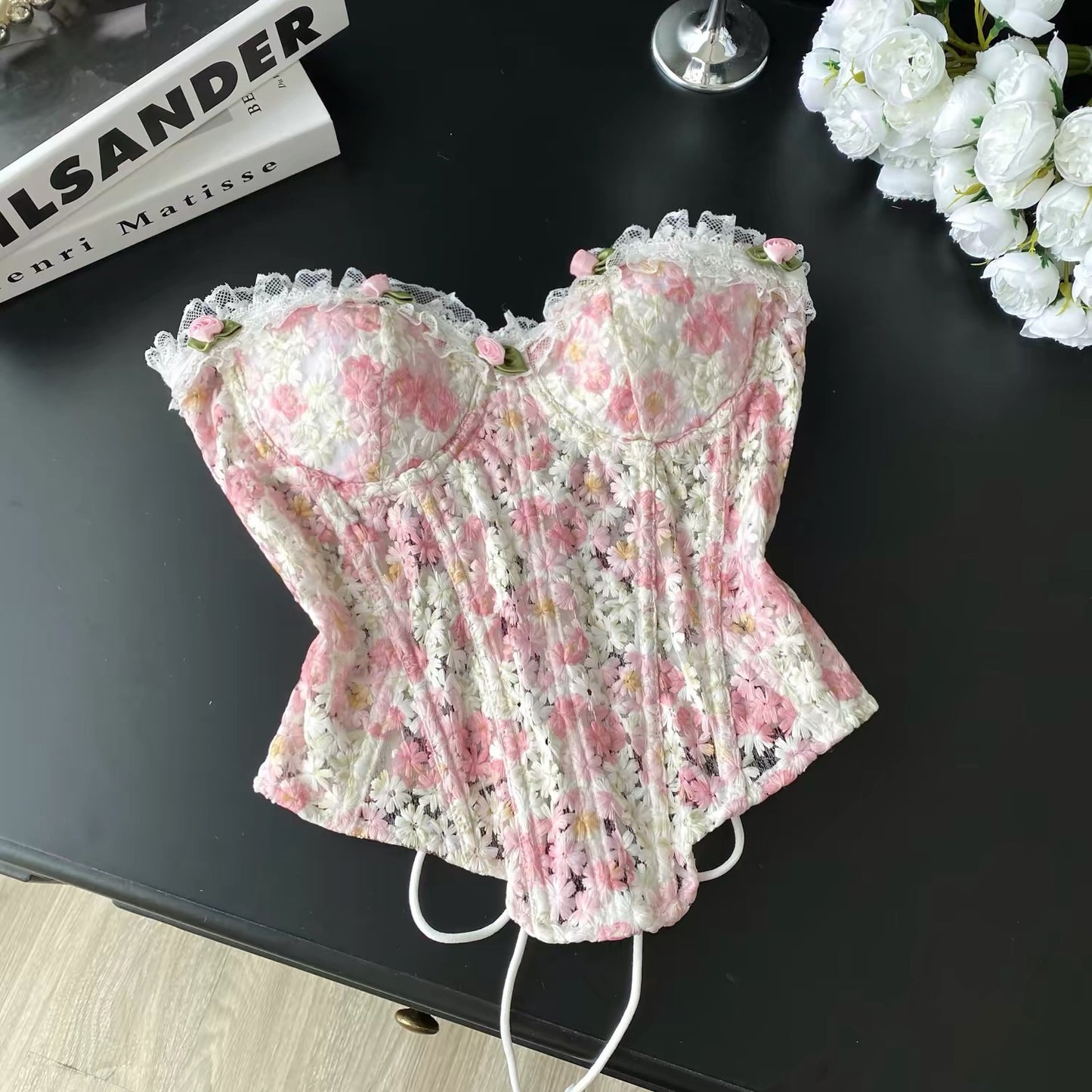 Sweet and alluring three-dimensional floral strapless vest, feminine lace-up waist corset, fishbone embroidered sleeveless top for women to wear as outerwear.