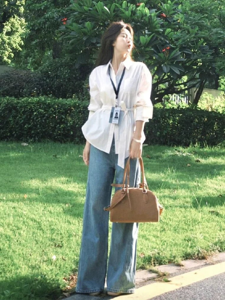 Early autumn outfit 2025 age-reducing outfit white long-sleeved shirt wide-leg jeans two-piece suit