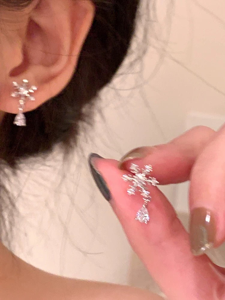 Exquisite and gentle flash zirconium snowflake earrings for women, high-end, light luxury, unique, beautiful earrings, temperament earrings, mosquito coil ear clips