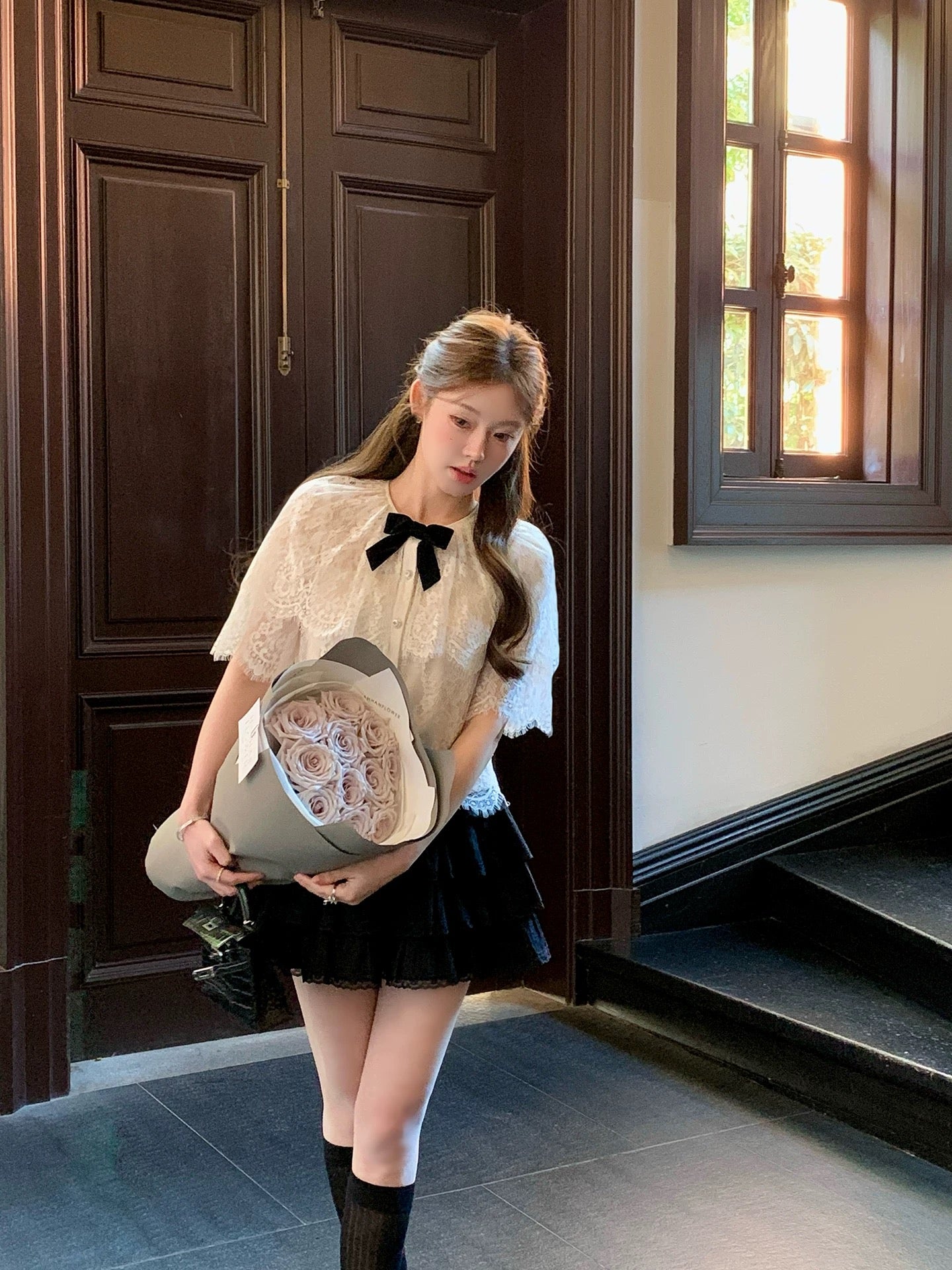 Yang Xiaojuan's French retro-style lace blouse/shirt, cape-style faux two-piece white top with bow.