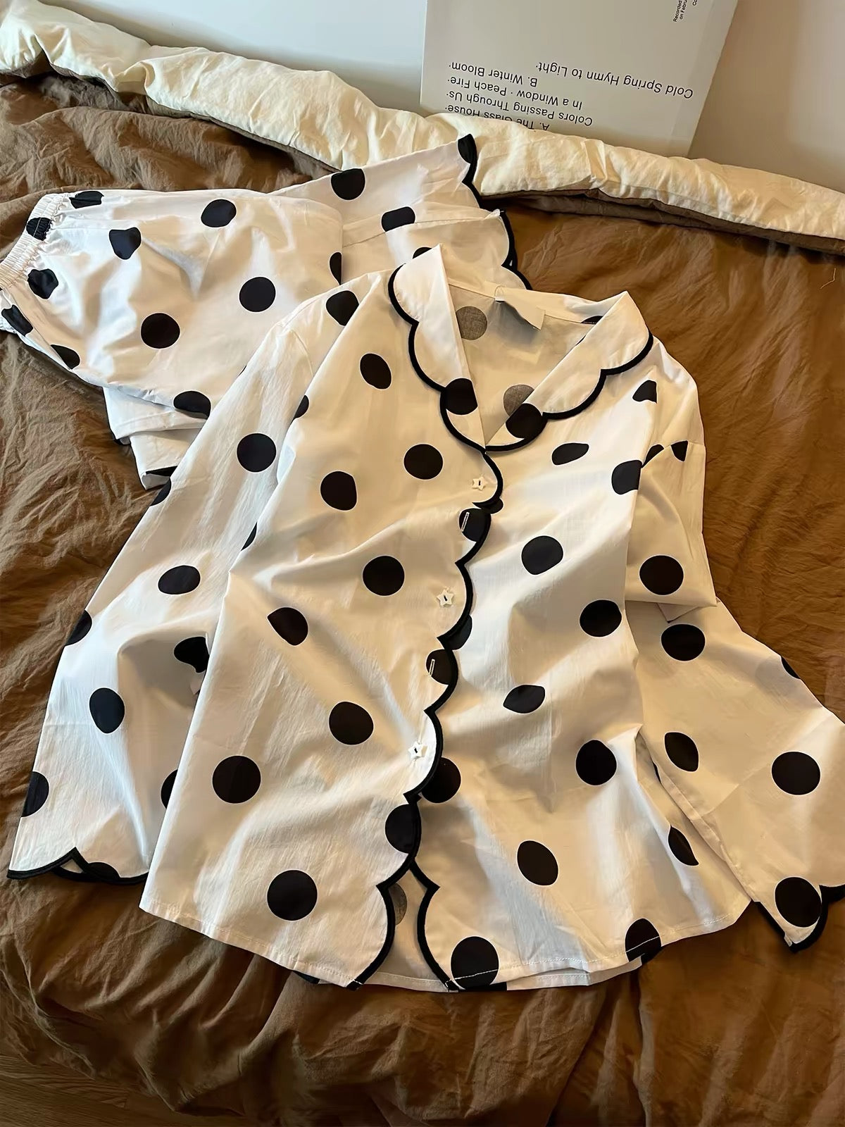 Women's French-style relaxed-fit polka-dot pajama set (Autumn 2026 new arrival)—loose long-sleeve top and trousers suitable for loungewear or casual outdoor wear.