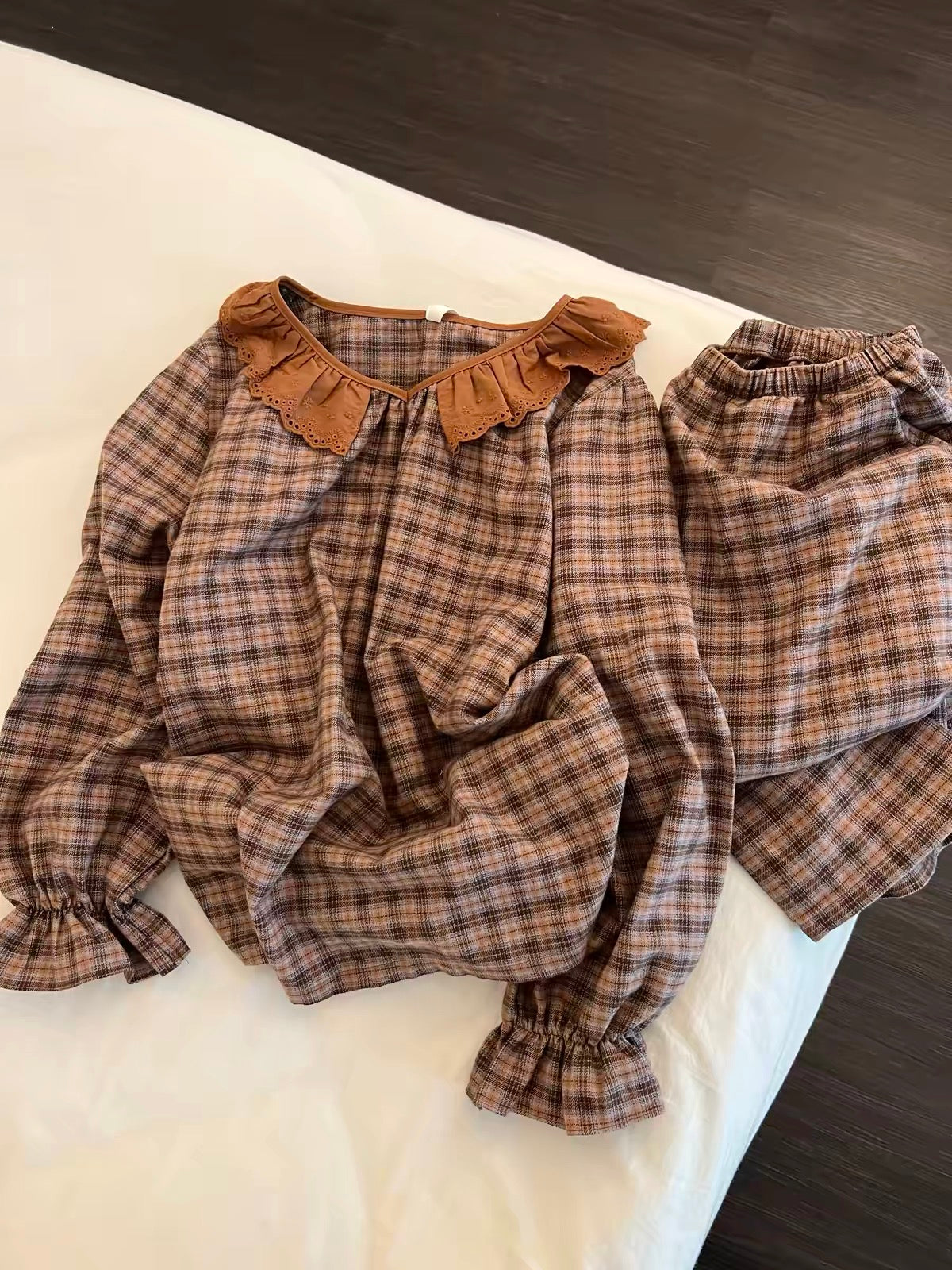 Sin Glee Korean-style relaxed-fit plaid pajama set with ruffled details—suitable for lounging or casual wear (Spring/Autumn).