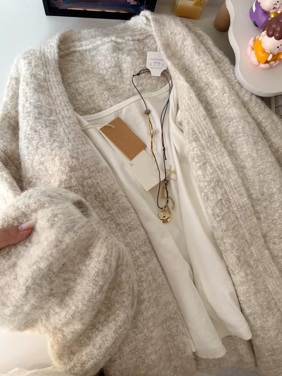 Highly recommended! A loose-fitting, V-neck, buttonless knit cardigan in apricot—perfect for a relaxed, laid-back autumn look.