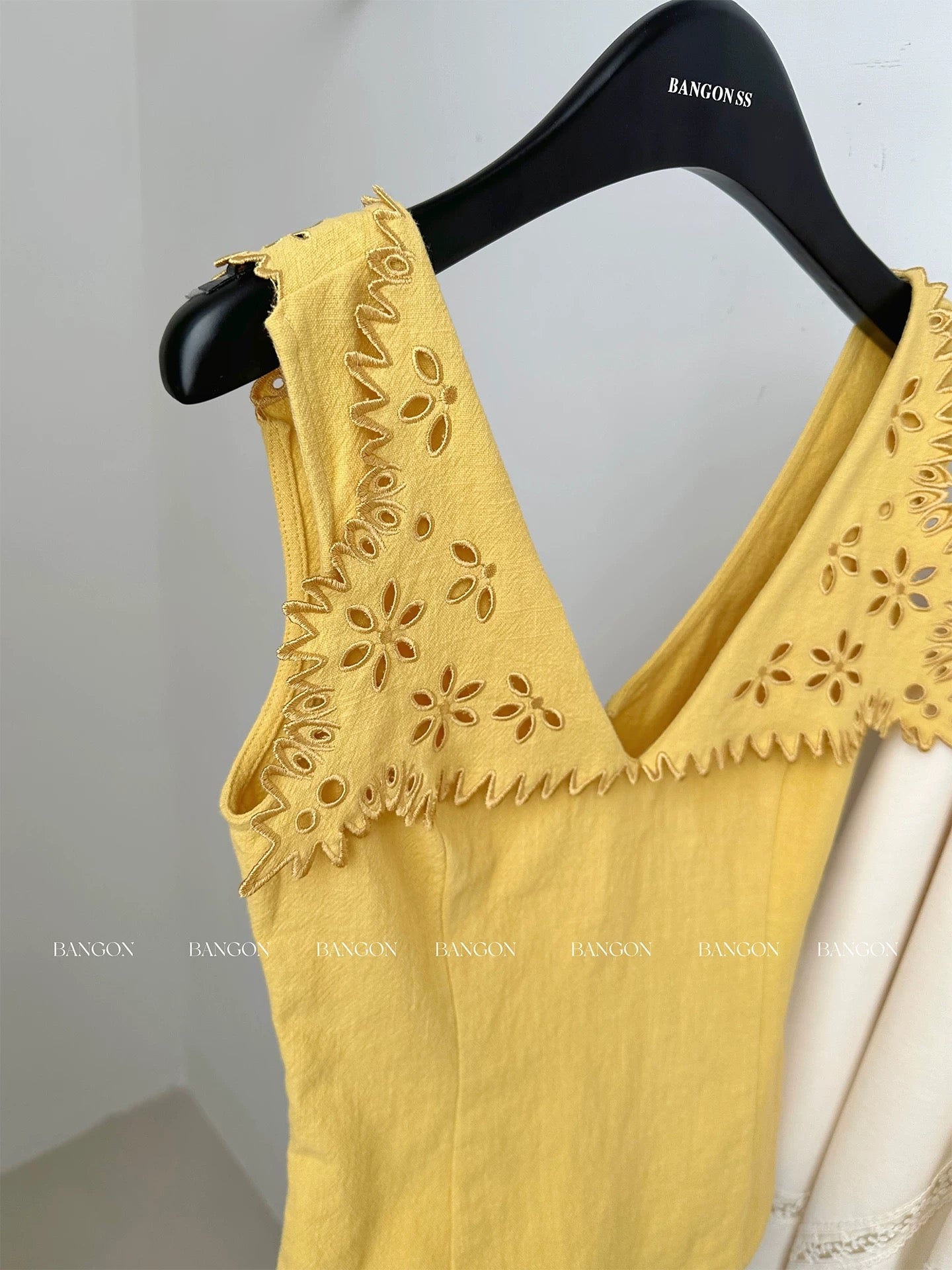 BANGON INS Yellow V-neck hollow camisole French retro waist slim design niche top