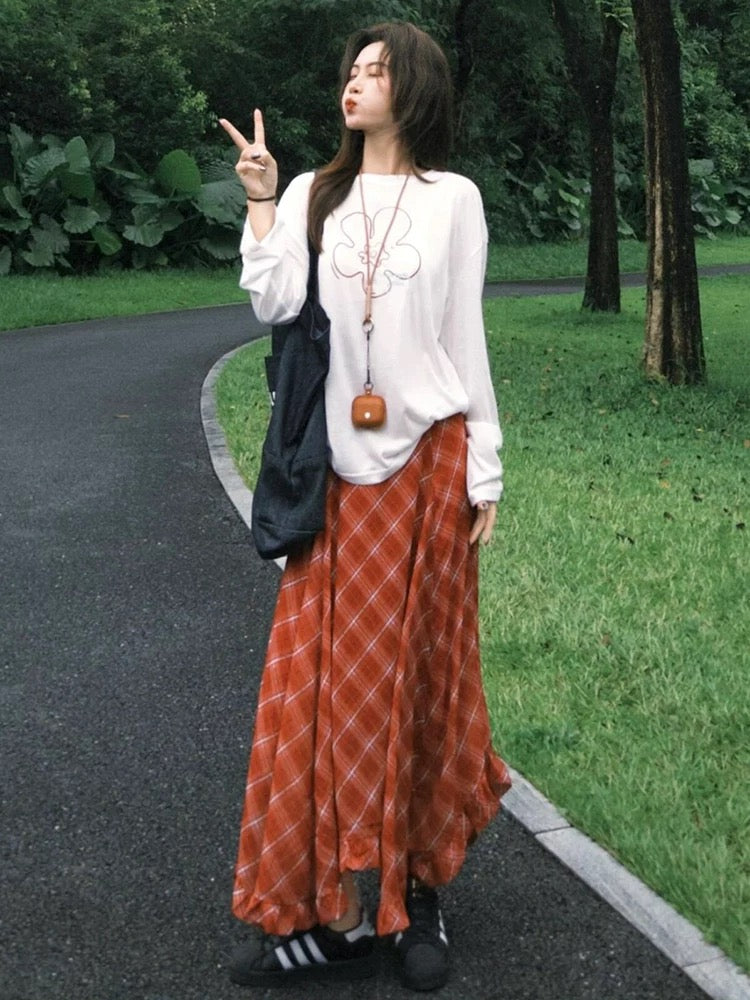 PUNRU's super nice summer outfit is a complete set of relaxed wear, white sunscreen T-shirt and red plaid skirt suit