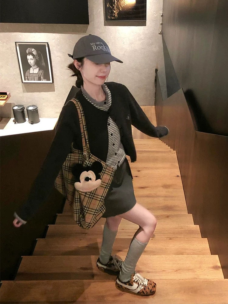 Korean style early autumn outfit set: a complete set of fashionable and sophisticated two-piece striped sweater and skirt.