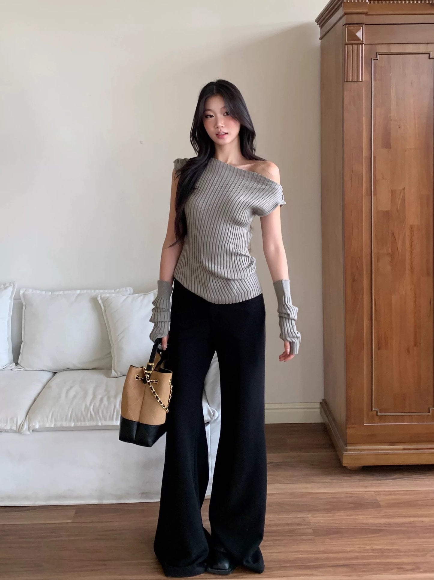 WITHMIN oblique shoulder top autumn 2025 new slim fit design niche off-shoulder hottie sweater