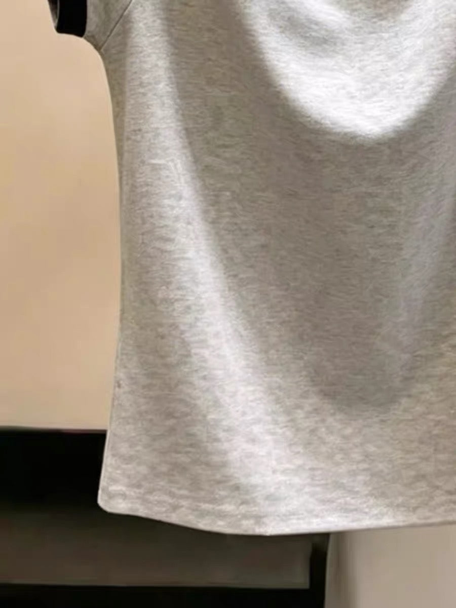 High-end women's clothing from department stores - stylish and versatile gray short-sleeved T-shirt with a flattering design and fitted silhouette.