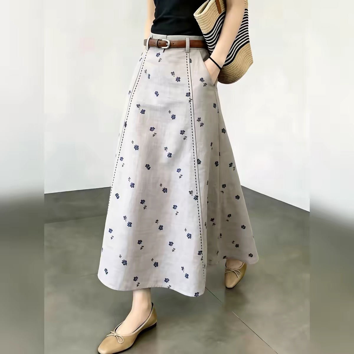 Korean-style floral A-line midi skirt for women – high-waisted, slimming, loose-fit, and elegant; a new arrival for Autumn 2026, perfect for work or casual wear.