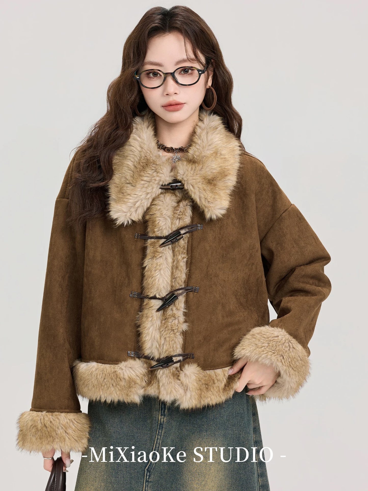 Mi Xiaoke's outfit: suede fur-lined winter coat, thick and warm, short style.