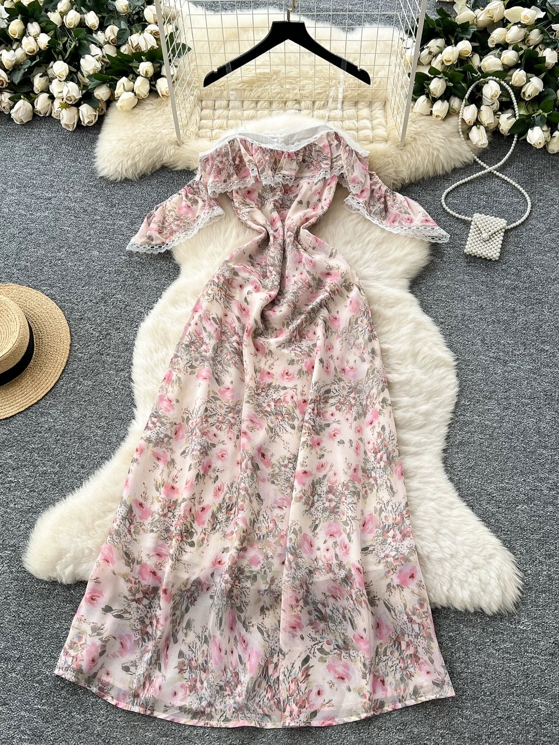 Niche resort-style fitted waist off-shoulder lace trim, ruffled floral chiffon dress, French style long skirt for women.