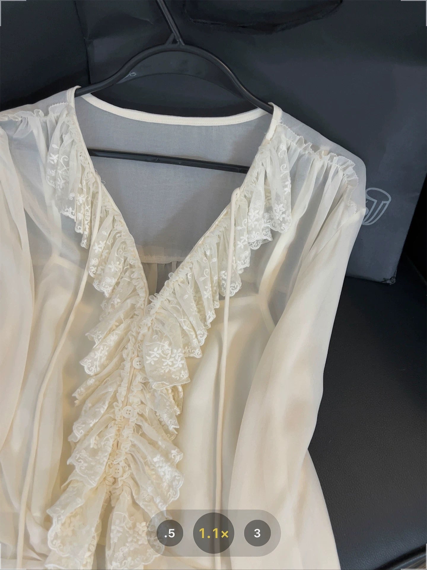 French-style lace-trimmed blouse for women, elegant, romantic, and gentle style, 2026 new V-neck casual and relaxed top.