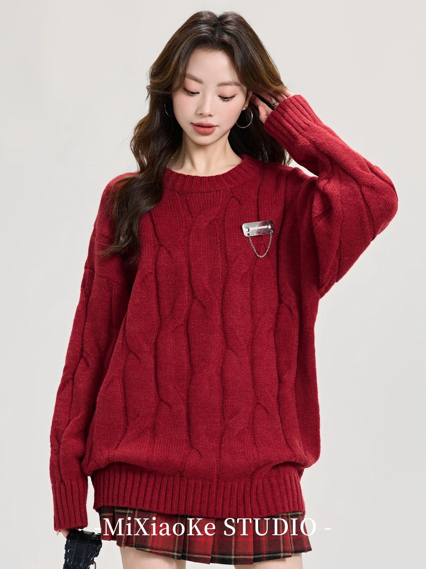 Red cable knit pullover sweater for Mi Xiaoke's birth year, perfect for autumn and winter, thick and cozy round neck knit top.