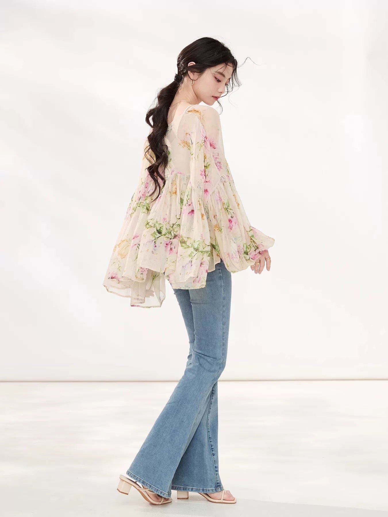 New Spring/Summer French-style light luxury printed shirt for women, sophisticated, youthful, stylish, bell sleeve, mulberry silk top