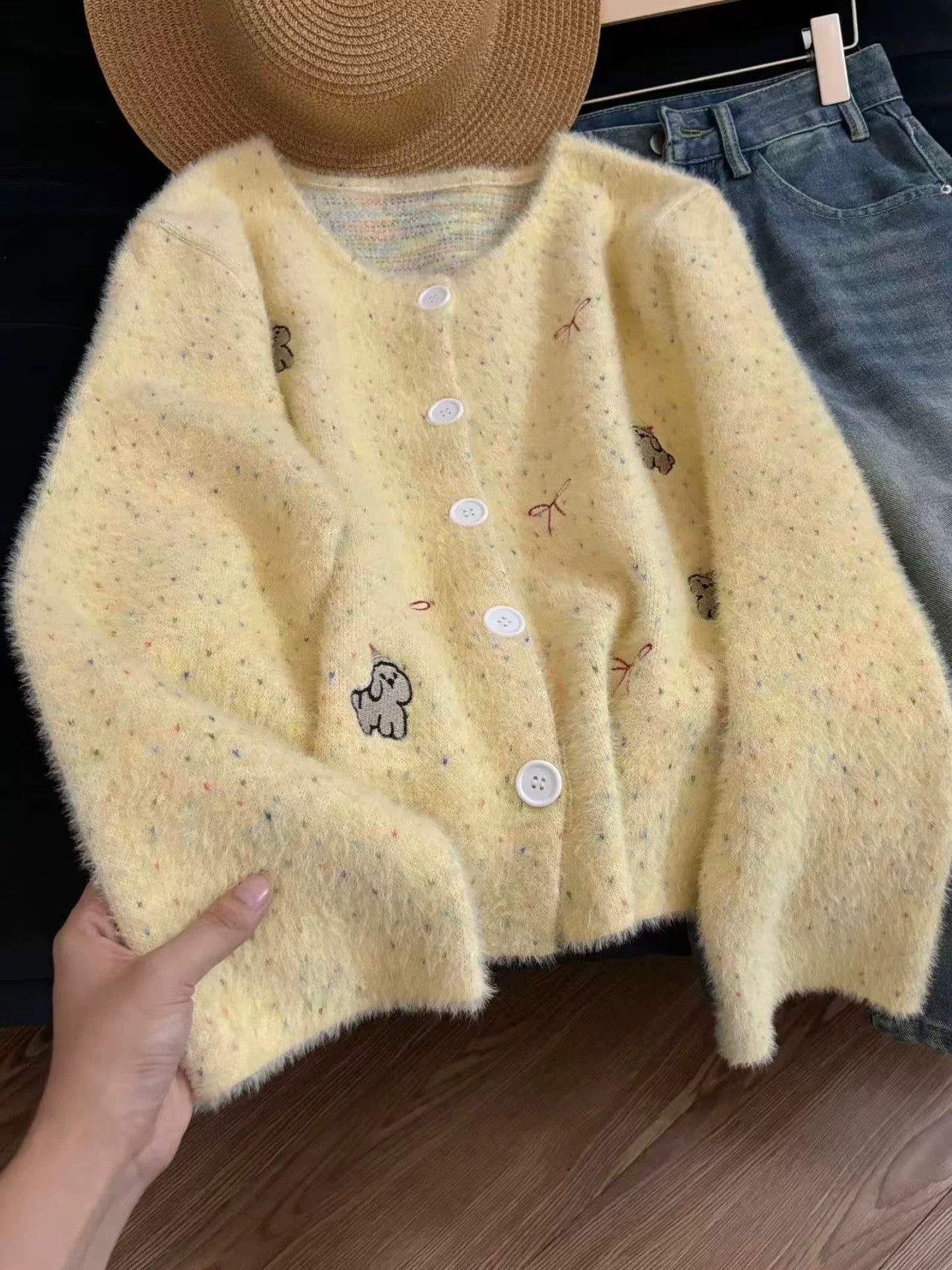 Korean-style-inspired cardigan sweater for women, new autumn/winter 2025 style, loose fit and sophisticated knitwear.