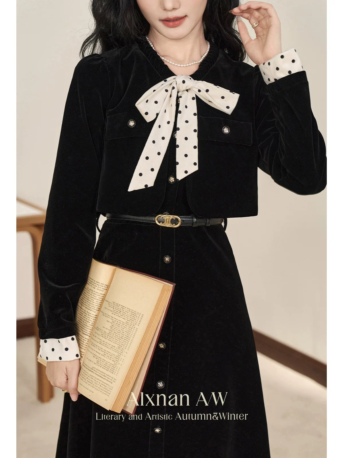 Lu Xiangnan "Black Pearl" 2025 Autumn/Winter French Style Dress for Women, Elegant Waist-cinching Velvet Faux Two-Piece Long Dress