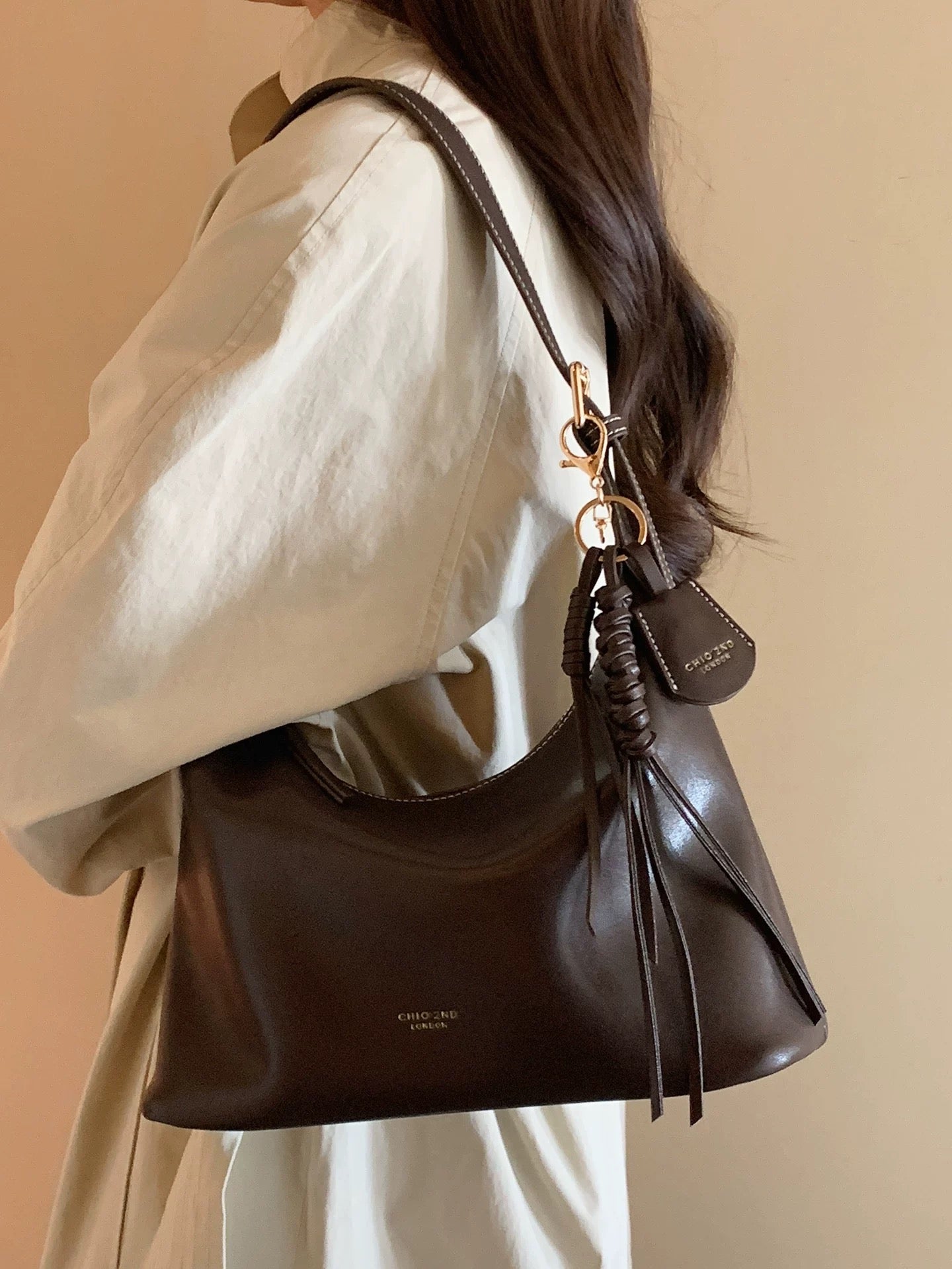 Chio2nd cowhide hibiscus tote bag, versatile large shoulder/crossbody bag for everyday commuting.