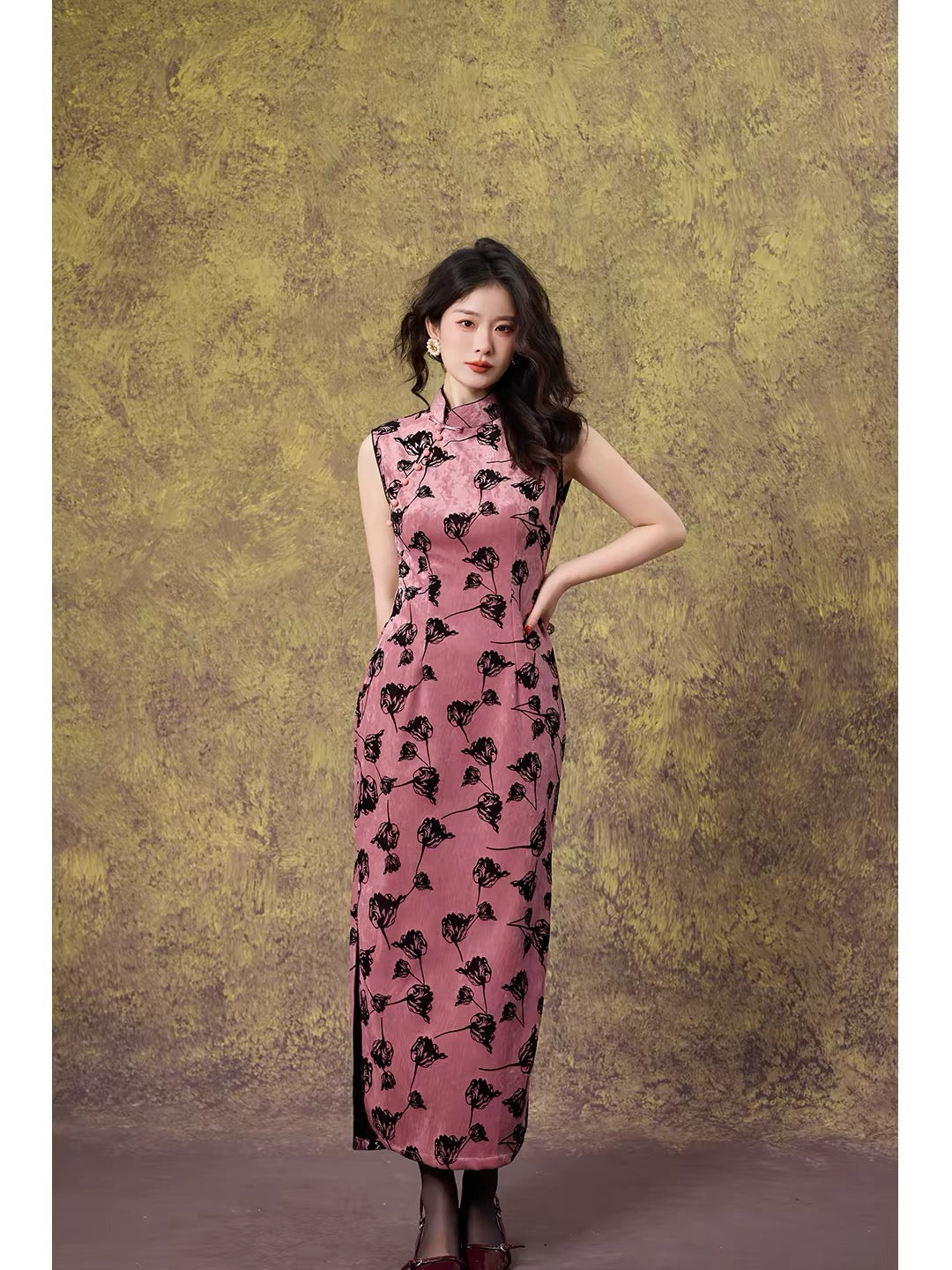 Dangdang Somes "Vintage Charm in Silk" Modernized Chinese-Style Sleeveless Cheongsam Dress