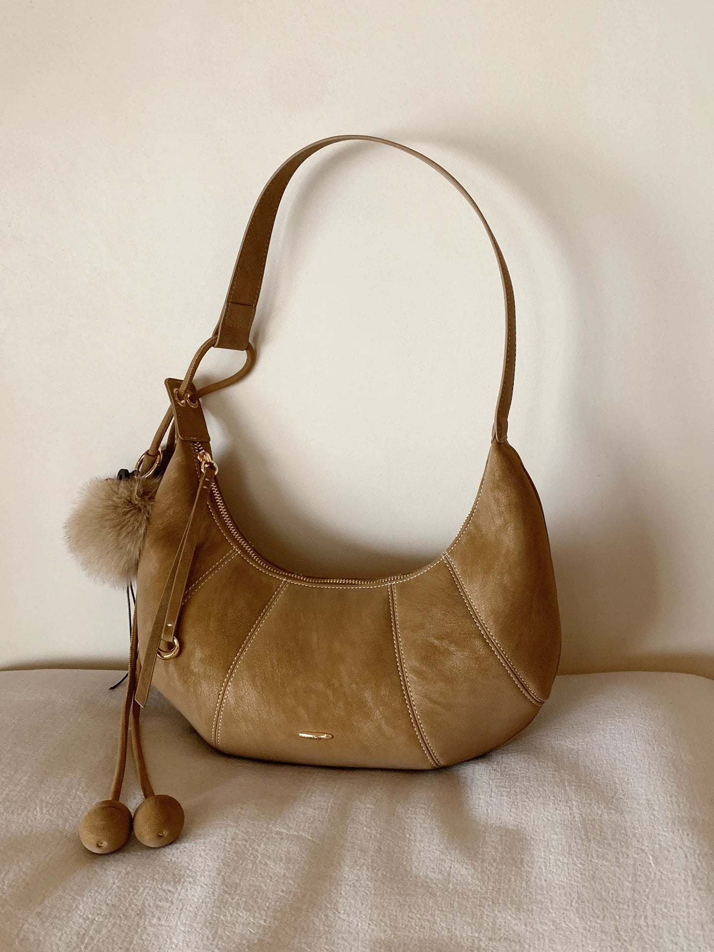 Chio2nd Basco Dumpling Bag, a niche and stylish women's shoulder bag/underarm bag for commuting, crescent-shaped bag.