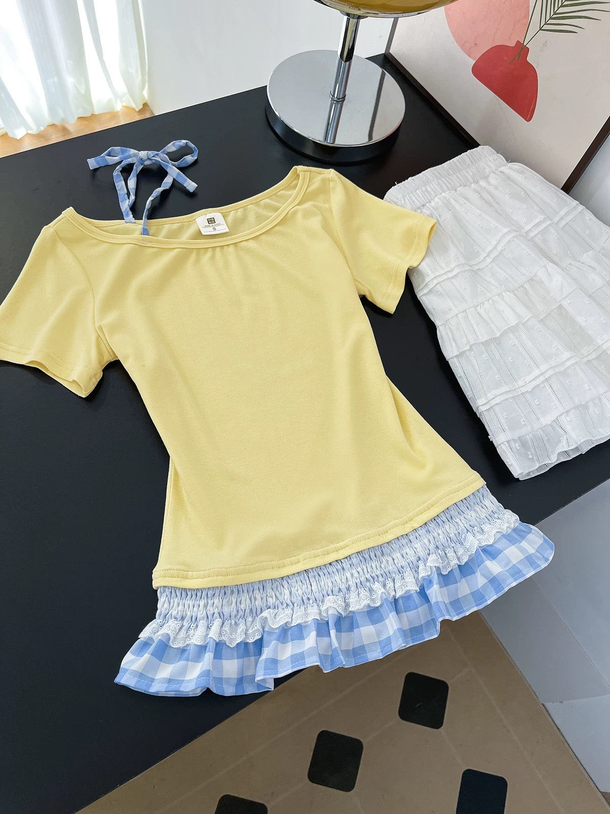 Girly feeling bursting! Light yellow and blue plaid lace hem design off-shoulder top summer short-sleeved T-shirt for women