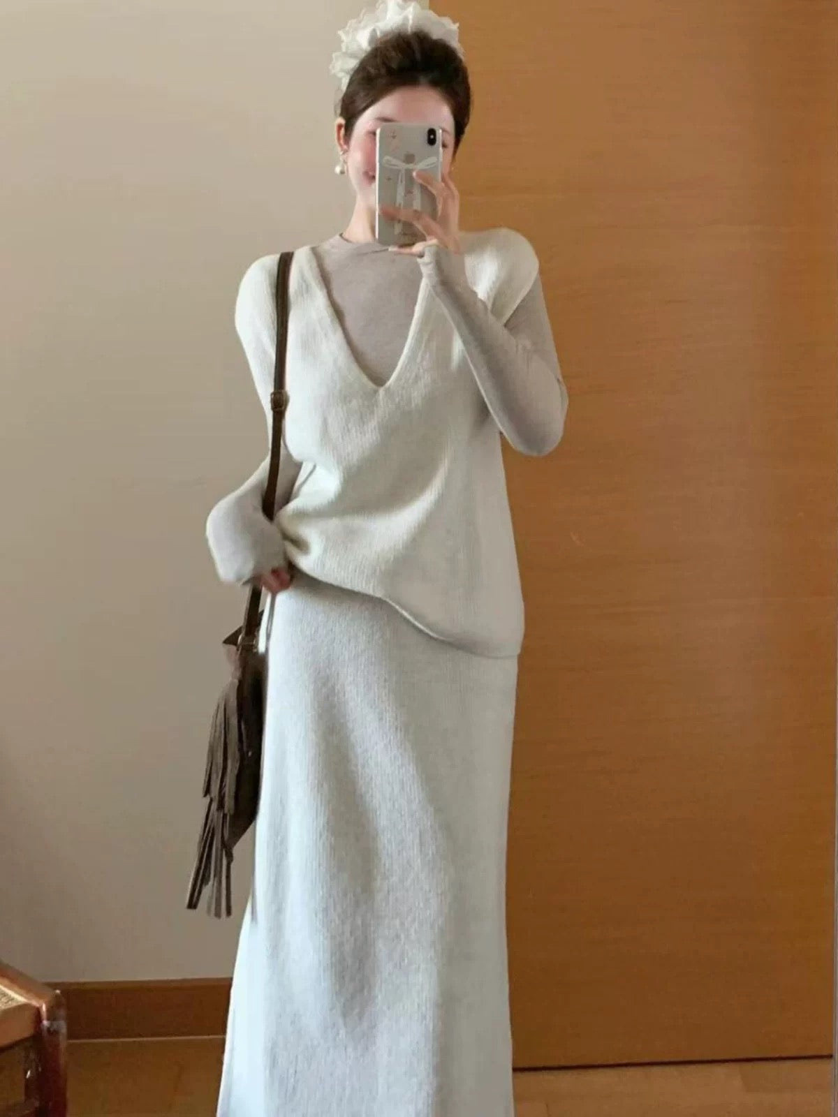 A sophisticated and elegant three-piece Korean-style suit dress perfect for spring and autumn, exuding a gentle and fashionable charm.
