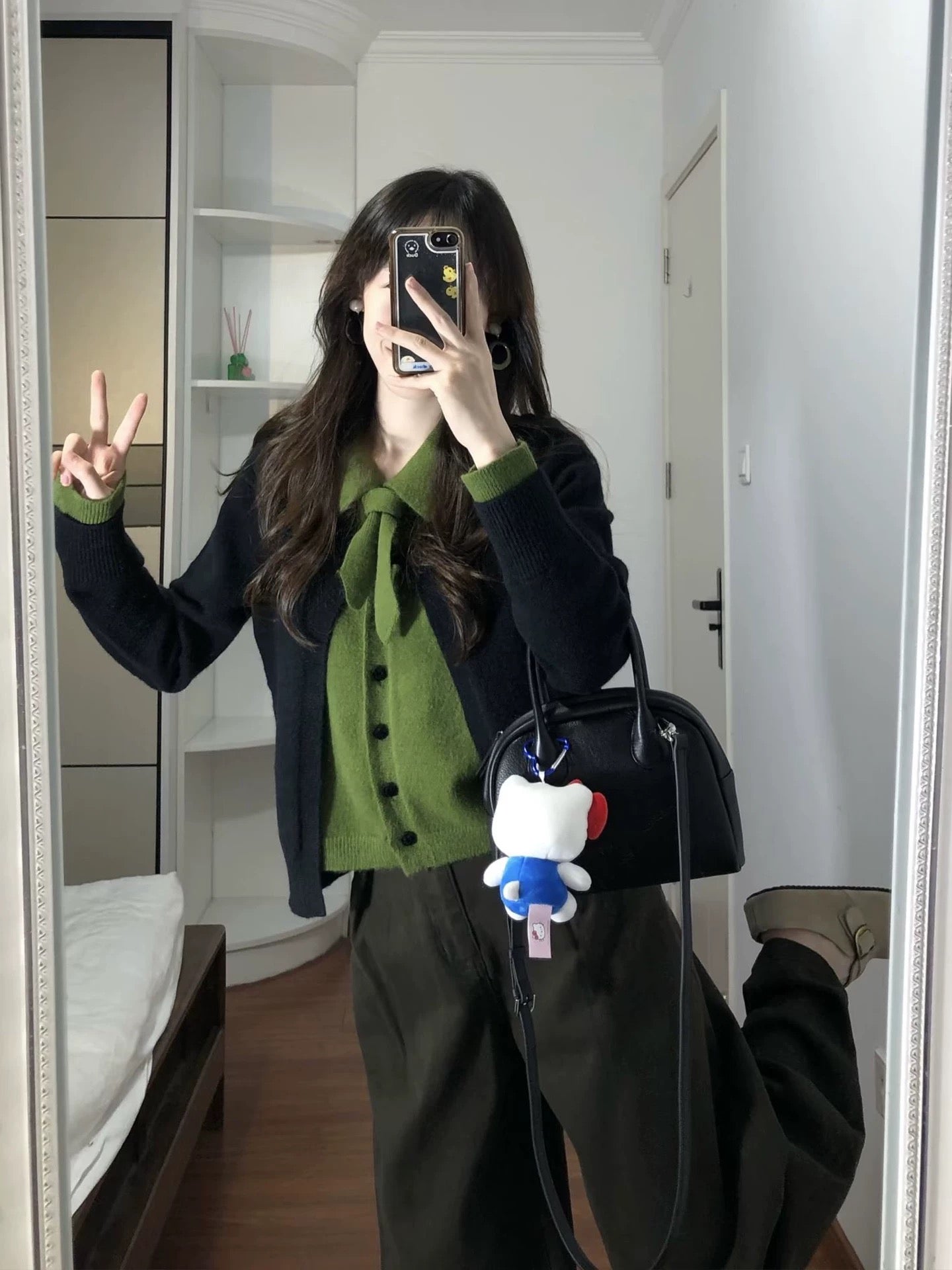 Women's designer two-piece color-blocked knit cardigan with collar and buttons, short coat, retro style, sophisticated autumn and winter top.
