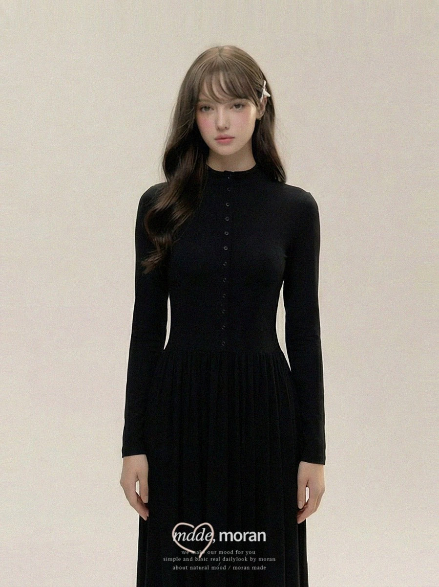 French-style black long-sleeved A-line dress with a fitted waist, exuding a sophisticated and elegant charm, perfect for autumn and winter as a base layer or inner layer.