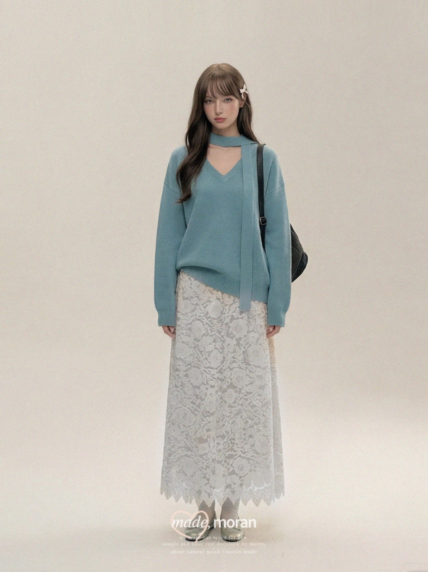 A stunningly beautiful Korean-style two-piece outfit featuring a blue sweater and lace skirt, perfect for autumn and winter.