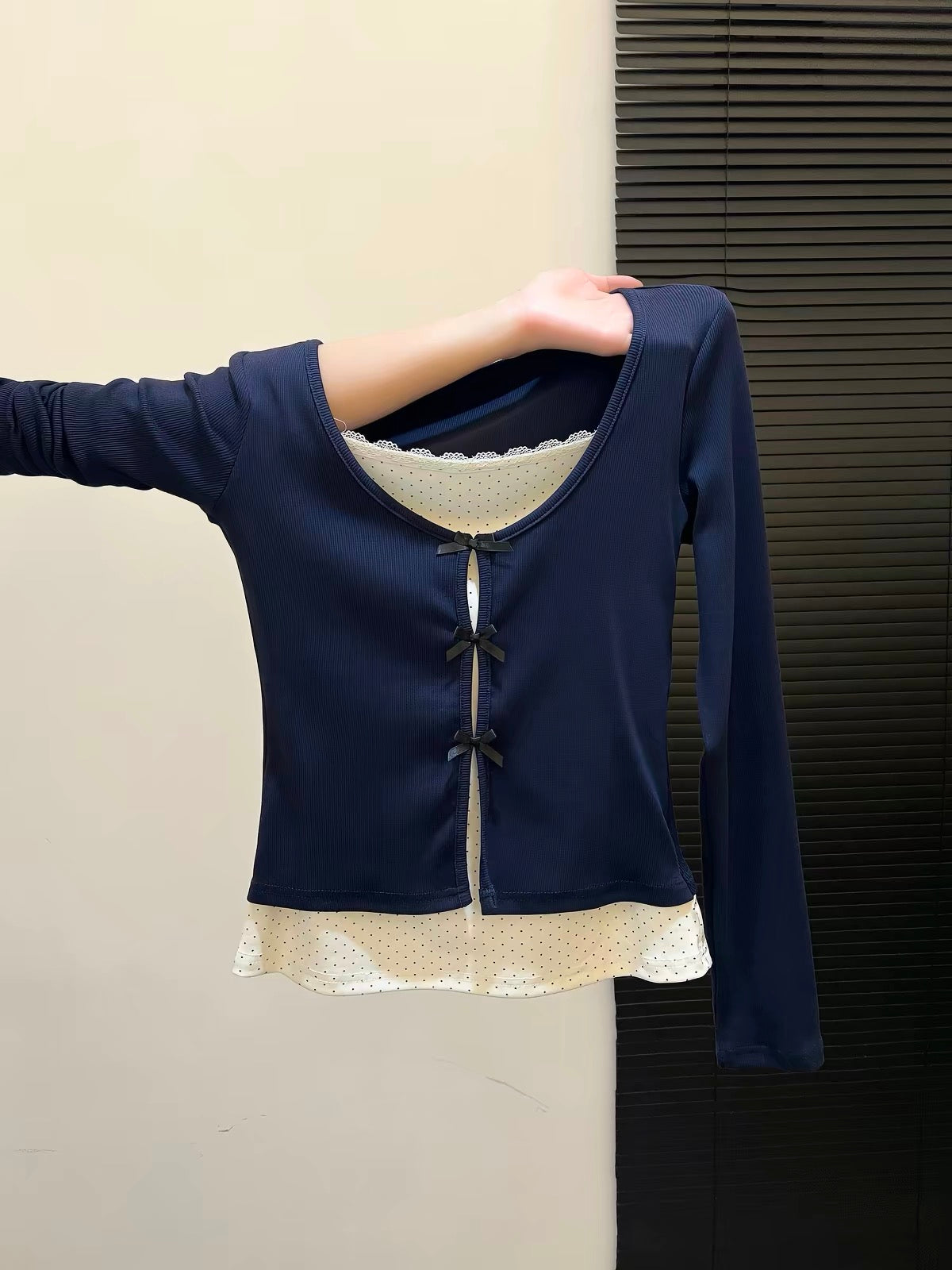 A personal favorite—women’s long-sleeve T-shirt for autumn, featuring a "faux-layered" design, contrasting lace detailing, and a bow accent; a flattering, slimming top.