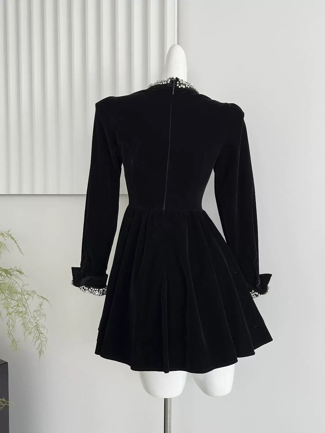 Duolaimei Qianjin style dress for women in autumn and winter black studded diamond puff sleeves temperament and high-end little black dress for women