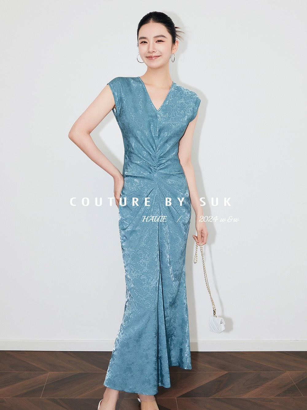 SUK Art Muse! Glossy jacquard fabric with artistic pleat design V-neck sleeveless fishtail dress