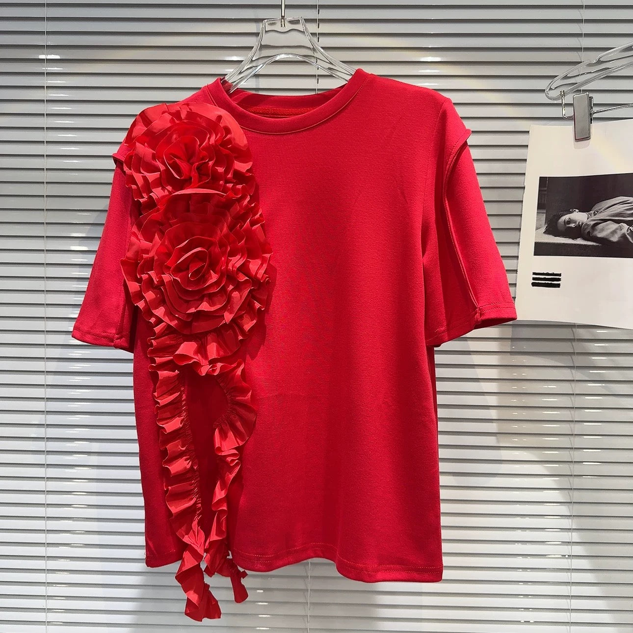 Internet celebrity same style 2025 spring new style small fragrance style ruffled pleated three-dimensional flower solid color short-sleeved T-shirt for women