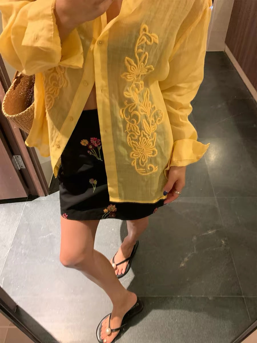 Chic, sophisticated, and distinctive: a loose-fitting, long-sleeved ramie shirt featuring yellow embroidery—perfect for a refined, understated look, including for petite figures.