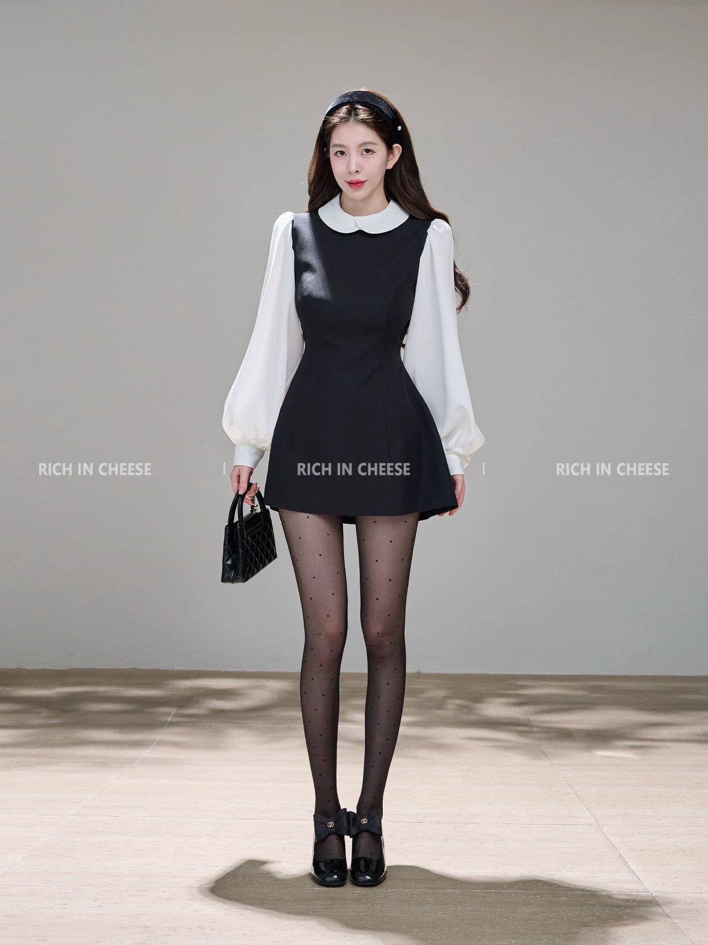 Shu Hulei, a college heiress, wears a French-style A-line vest dress with a overlapping collar and color-blocked design.