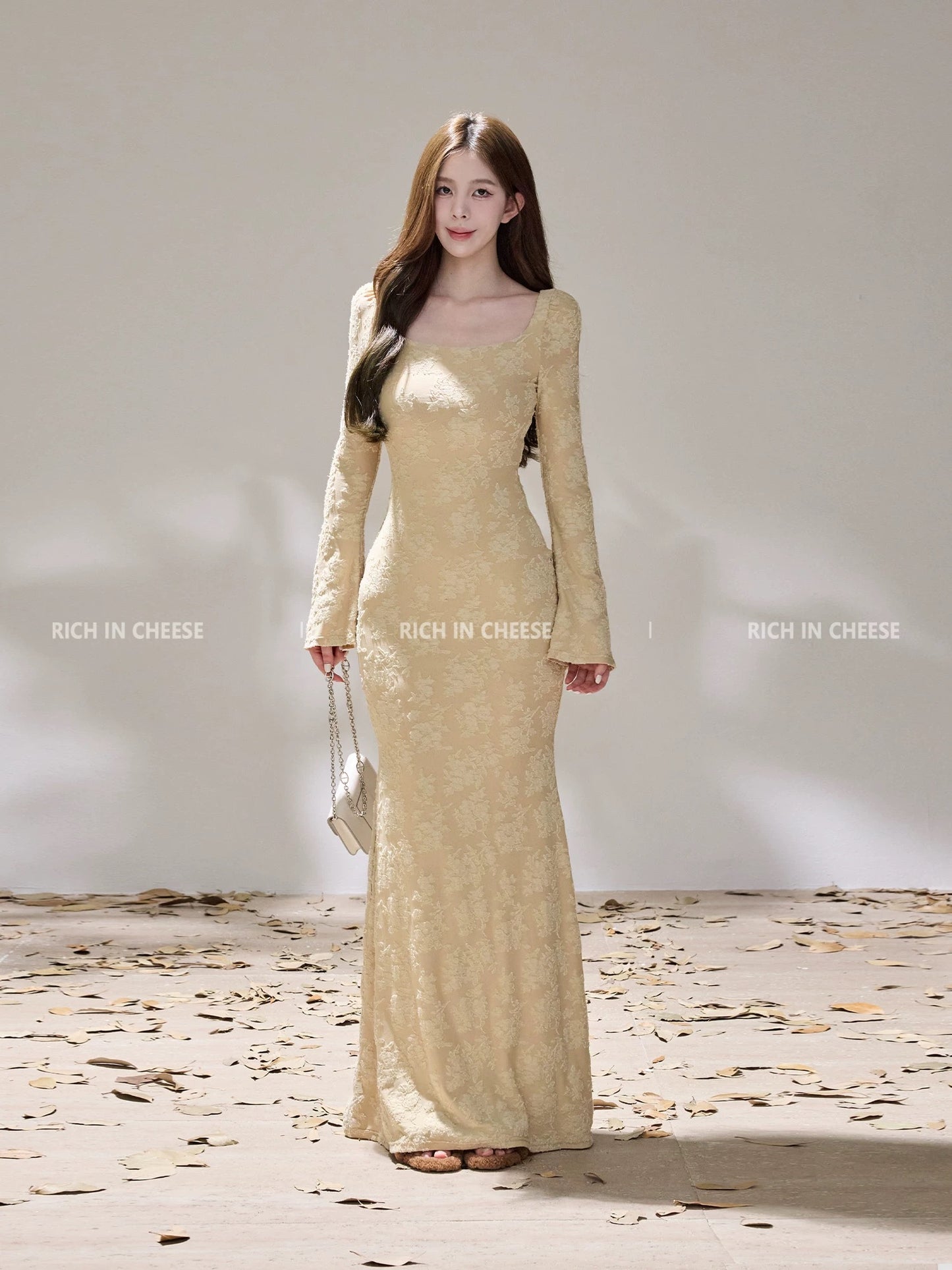 Shu Hulei's Candlelight Evening Dress: A sophisticated and elegant jacquard long dress with a cinched waist, perfect for a slimming and romantic winter occasion.