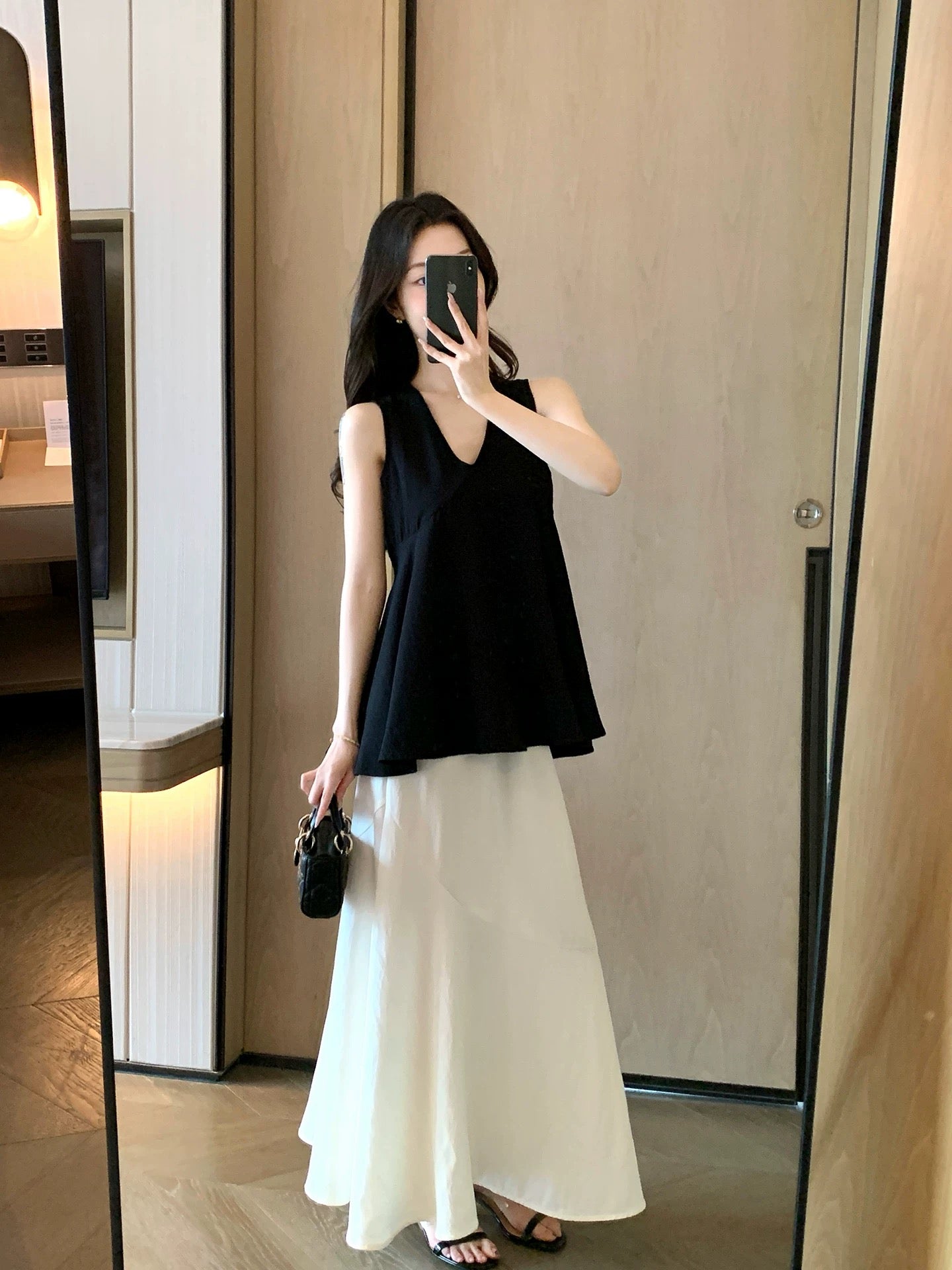 FT GUOGE 2026 Summer New Arrival Black Sleeveless V-Neck Elegant Design T-Shirt Top