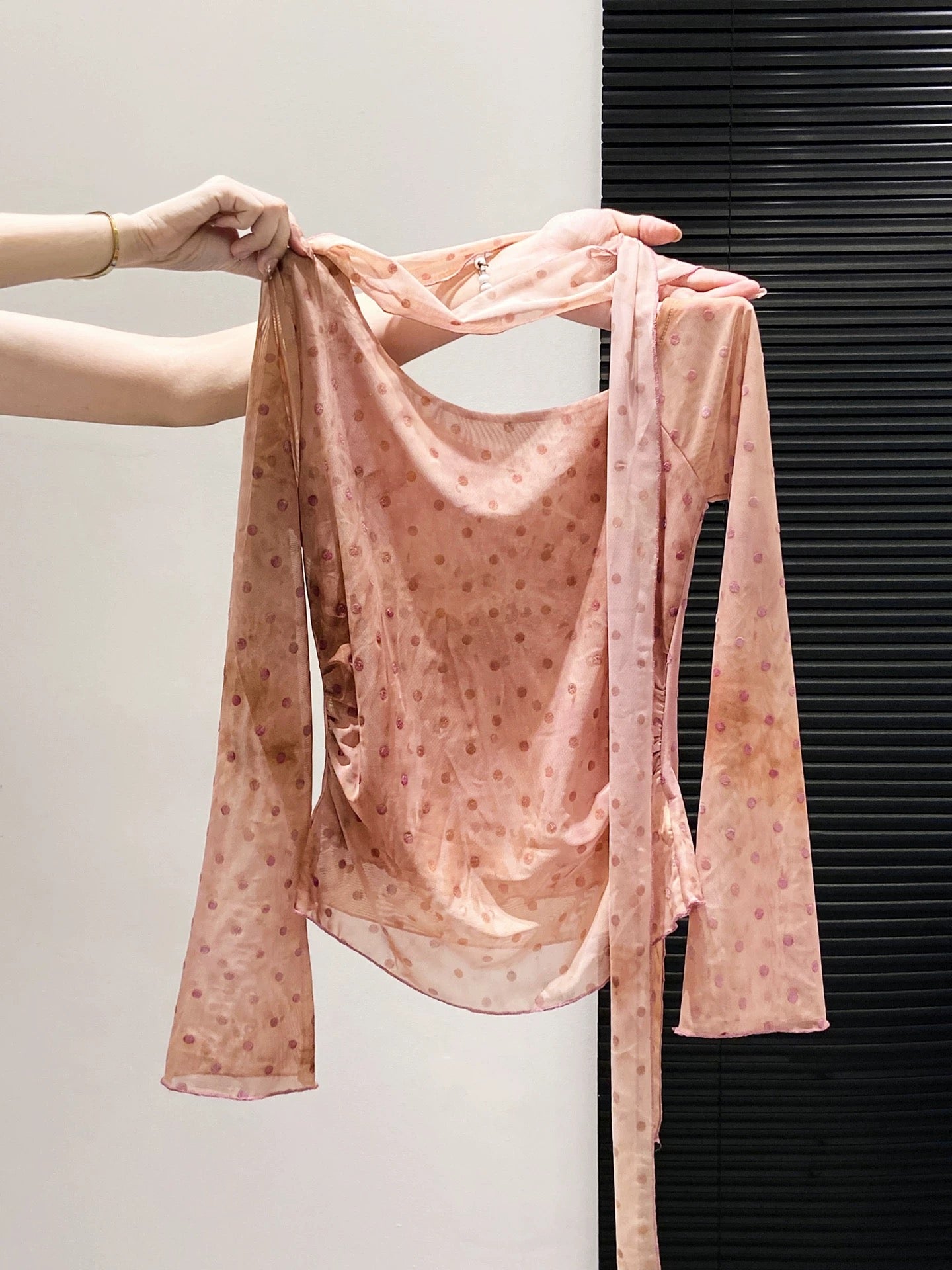 Korean style off-shoulder tie-dye polka dot mesh long-sleeved t-shirt for women, new autumn style, slimming and uniquely beautiful top.