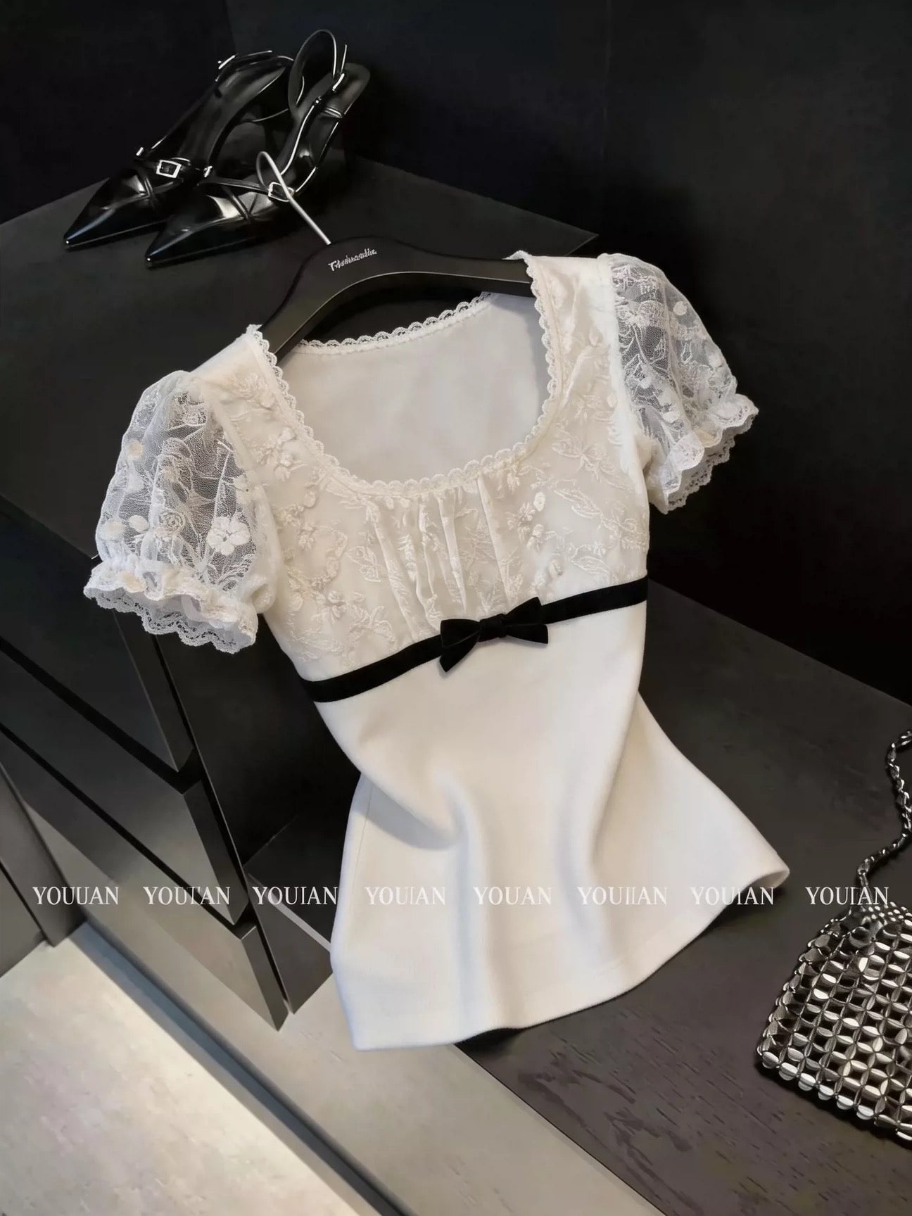 Guangzhou Shisanhang Chic French-Style Square-Neck Top: A Unique Short-Sleeve T-Shirt Featuring Organza and Lace Paneling and Puff Sleeves.