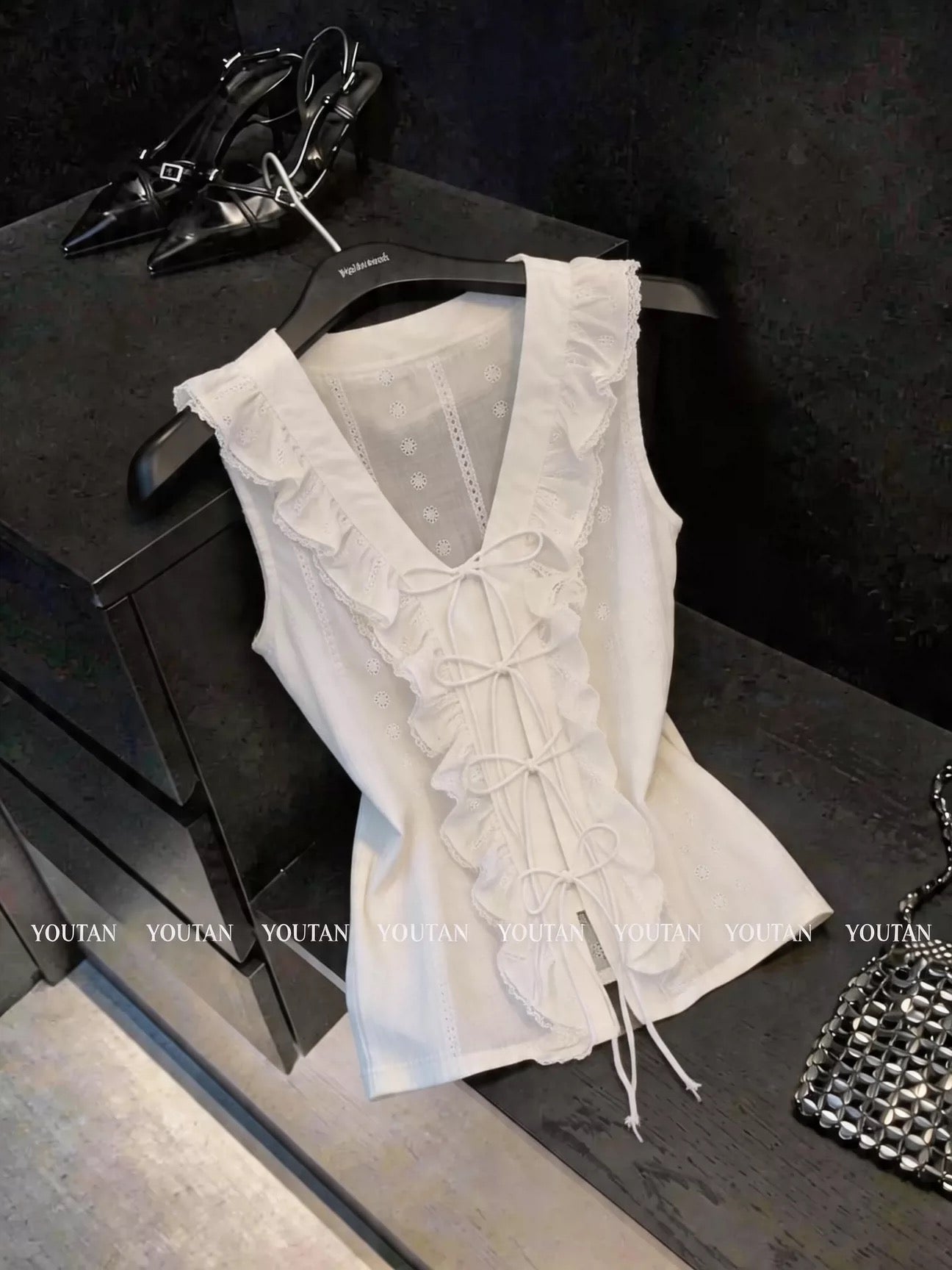 Guangzhou Shisanhang Sleeveless Lace-Embroidered Blouse with V-Neck and Ruffles – Sophisticated Style Suitable for Outerwear
