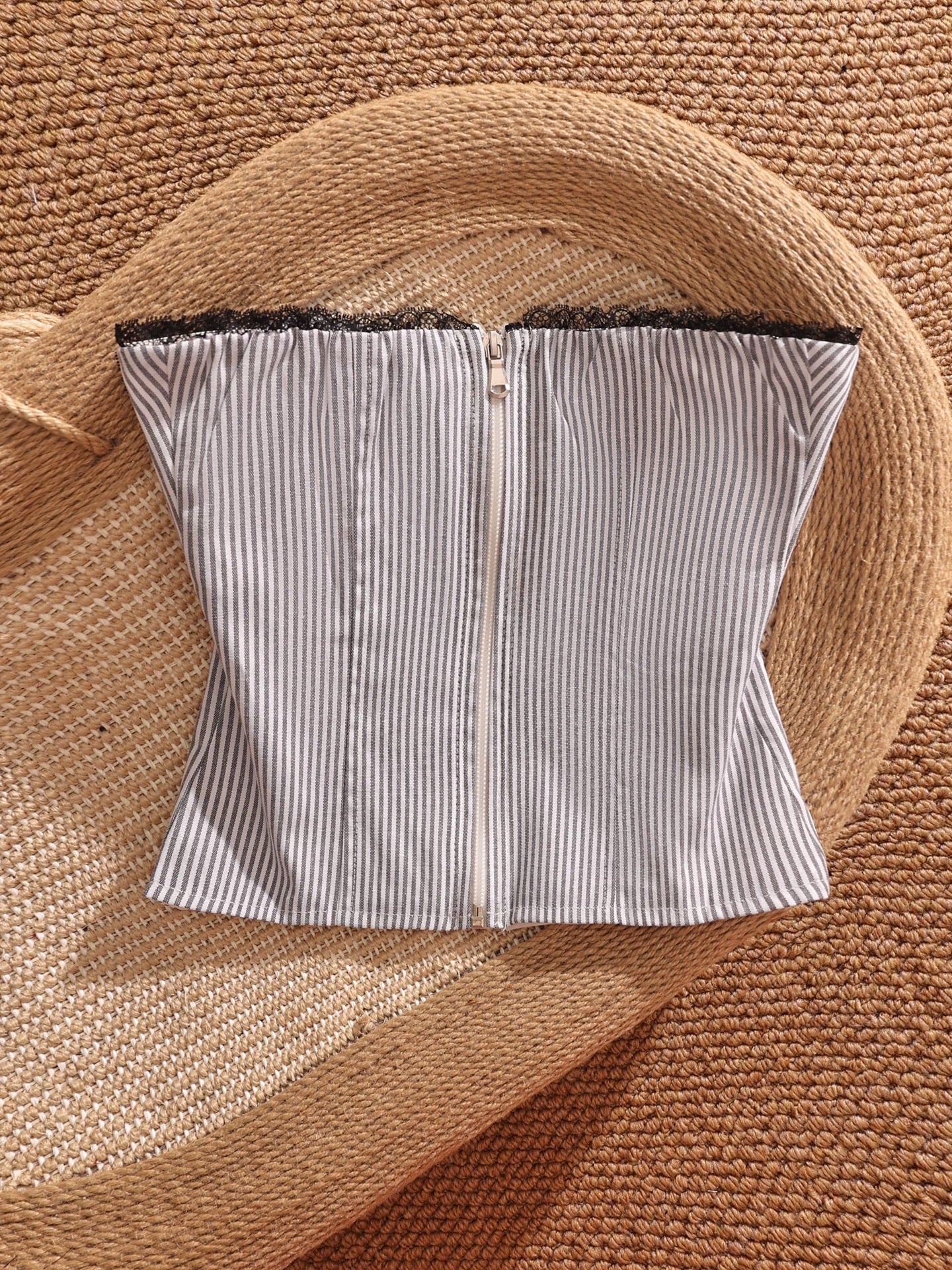 Striped chic lace-trimmed strapless tank top for women, off-the-shoulder style, can be worn alone or layered, fitted waist, short and sexy top.