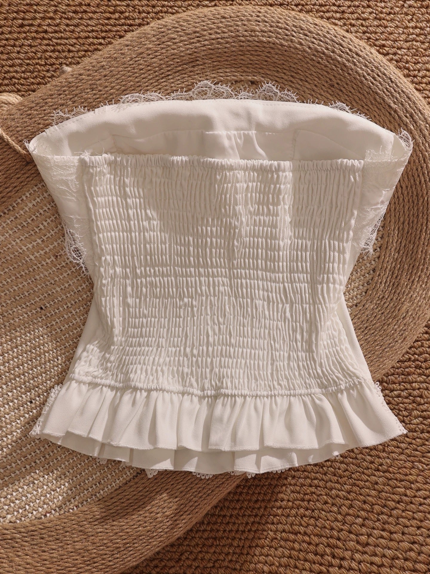 White sweet bow lace patchwork strapless top, unique design, padded bra, short style, suitable for wearing alone.