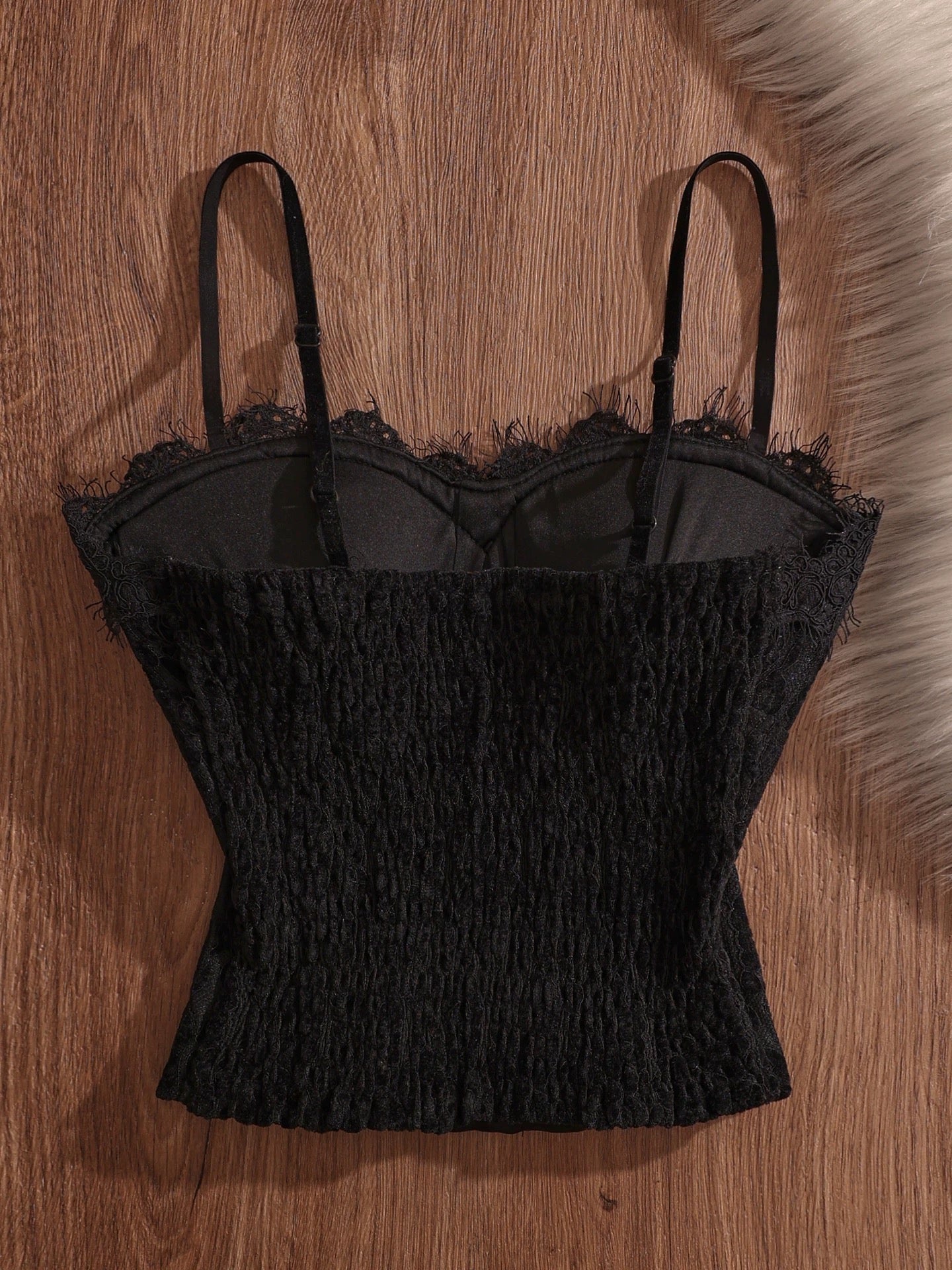French-style high-end lace-trimmed strappy black cropped tank top, slim fit, sweet and cool, sexy.