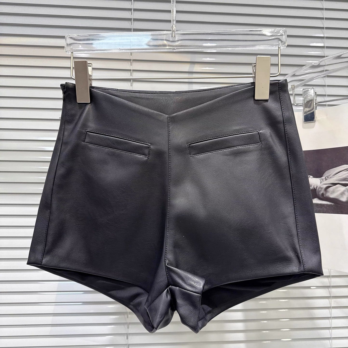 Trendy and cool V-shaped waist pocket design, PU leather shorts/bootcut pants, perfect for autumn 2025, just like those worn by online celebrities.