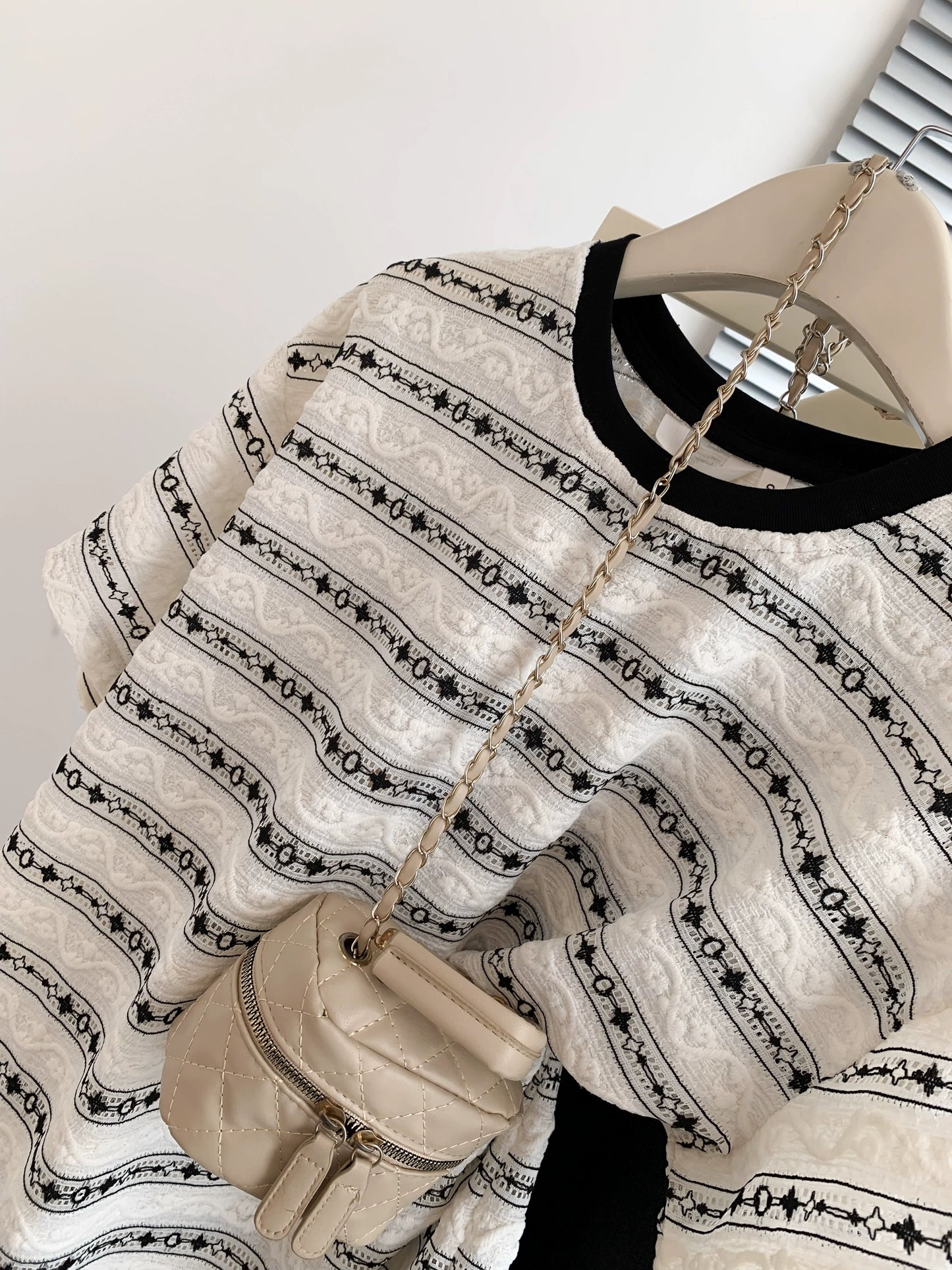 Contrast striped right shoulder short-sleeved T-shirt for women summer loose half-sleeved design European large version 2024 new top