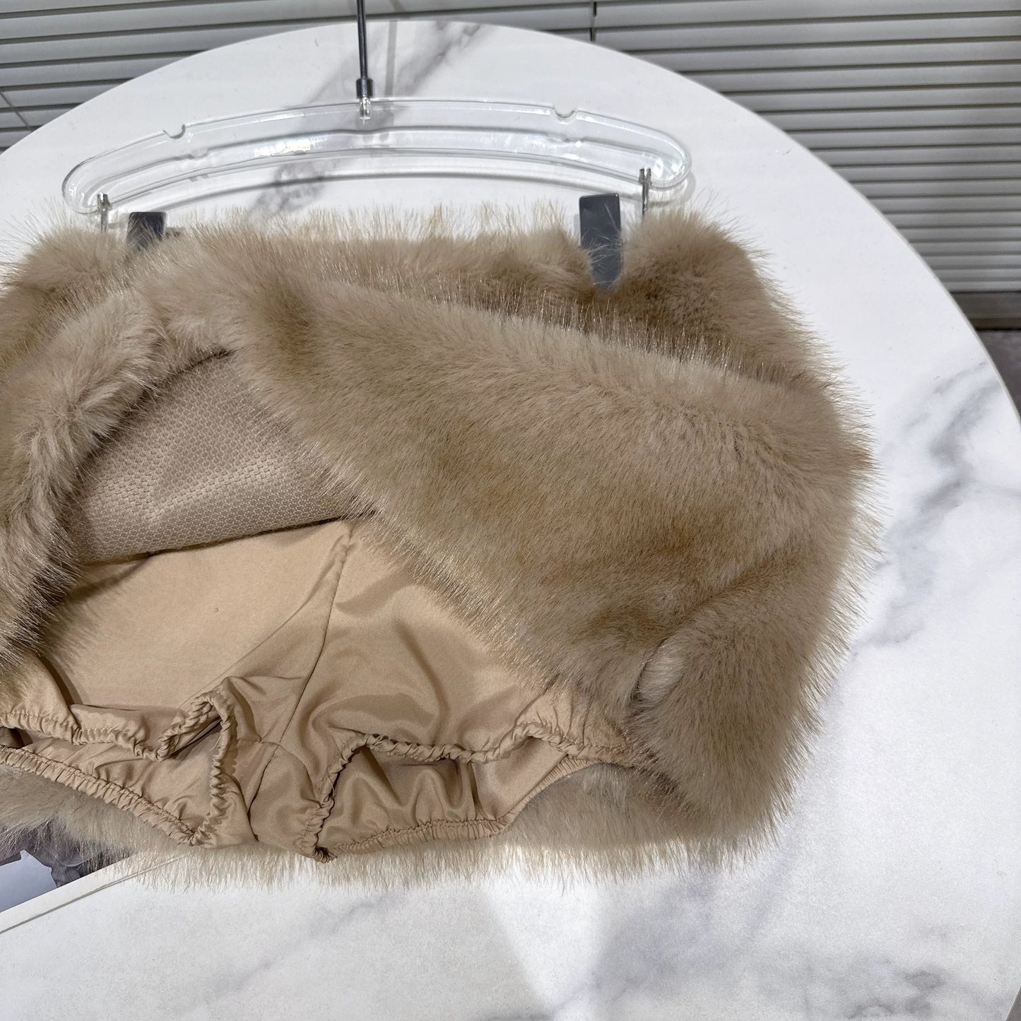 Trendy and sexy faux fur mini skirt/half-length skirt, popular with online influencers, perfect for winter 2025. Features eco-friendly faux fur lining and anti-exposure design.