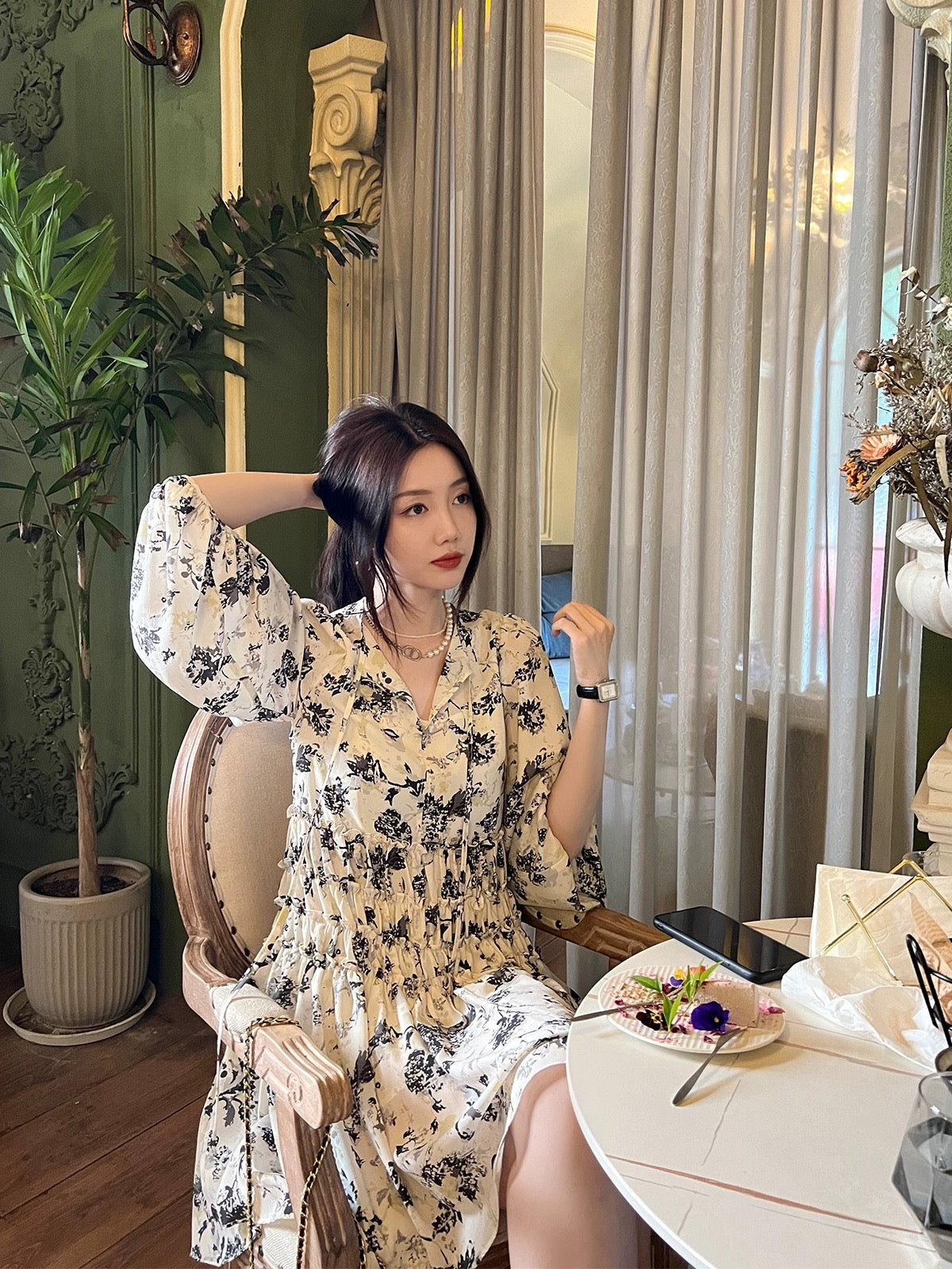 Autumn and winter women's inner wear with lantern sleeves, slimming European pastoral style skirt, floral tea break French v-neck skirt