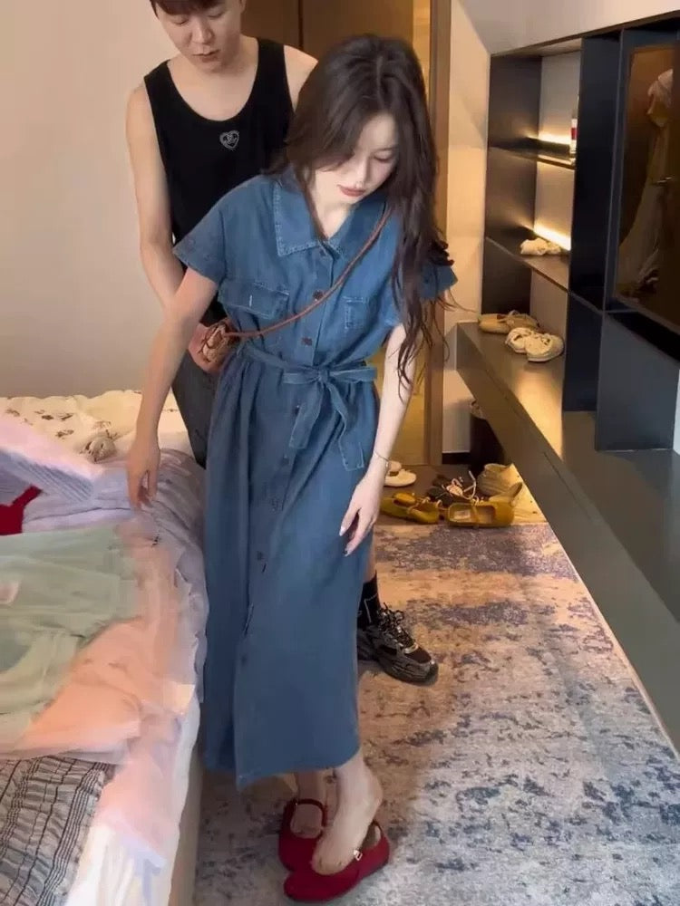 JIUYUEDI's late September resort-style collared tie-waist denim dress with a belted waist for a slimming and fashionable look.