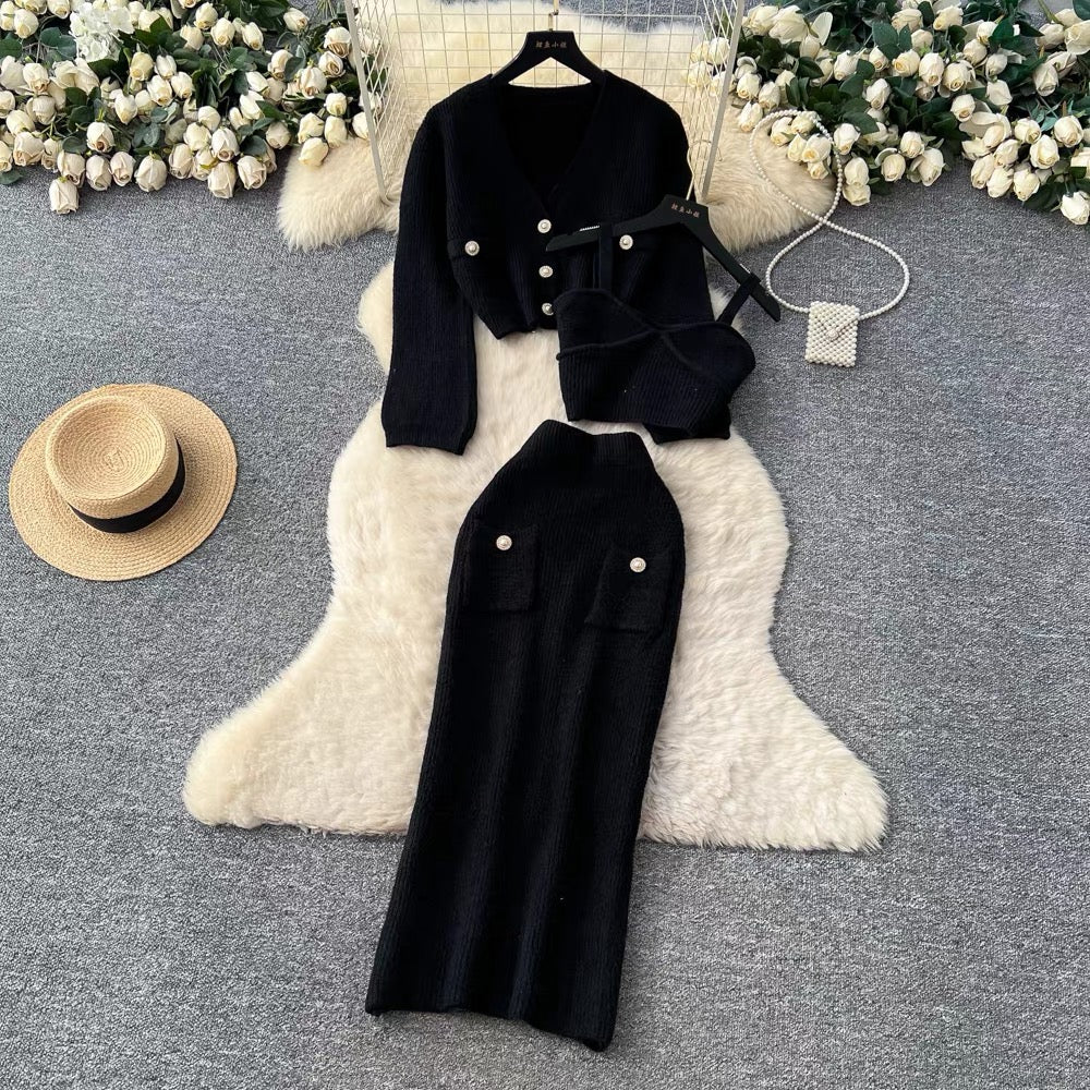 Elegant autumn/winter outfit for women: a sophisticated look with a camisole top, short-sleeved knit cardigan, and a high-waisted skirt.