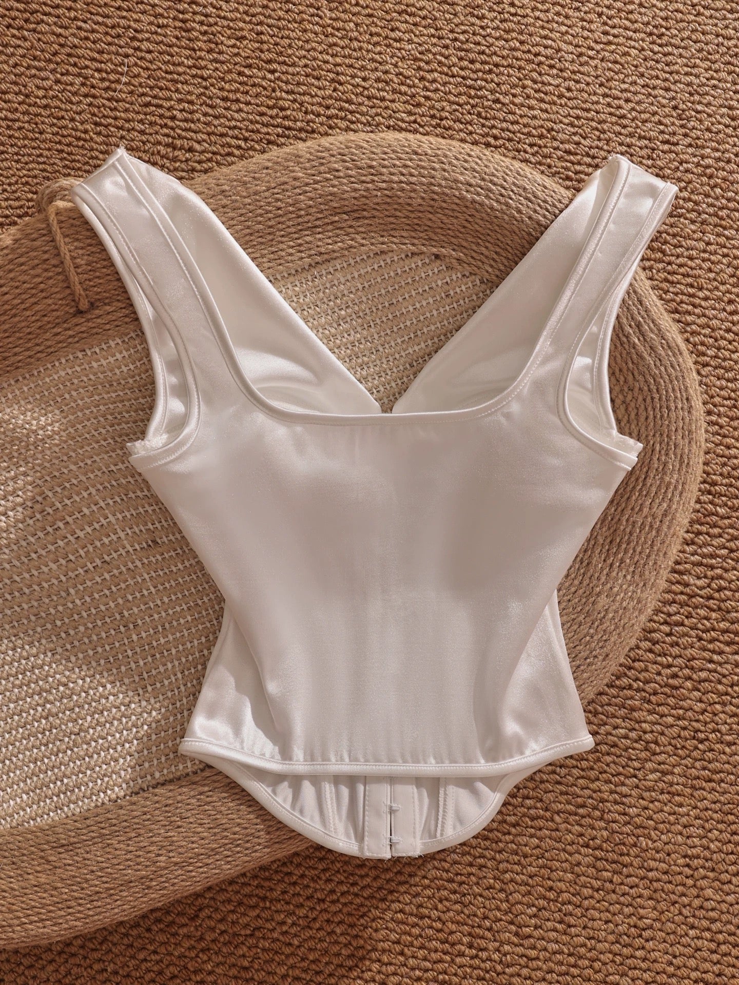 French-style pure and alluring new chic niche solid color slim fit camisole top, sexy and slimming, backless and versatile.